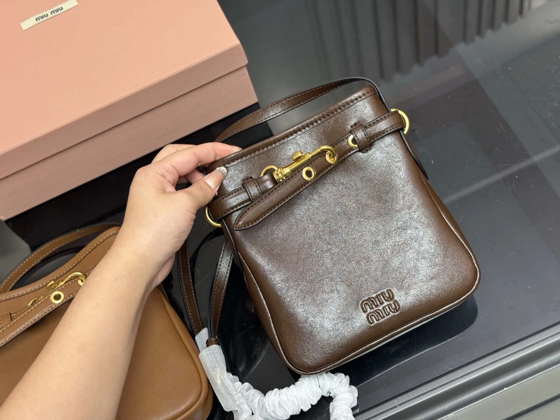 &yen;185 配盒 升级版 size：18*20cm miumiu的小福袋 性价比也太高了！ Aventure系列出小斜挎咯~ 太好装了! 出门都爱背的人生小斜挎 超级香哦！