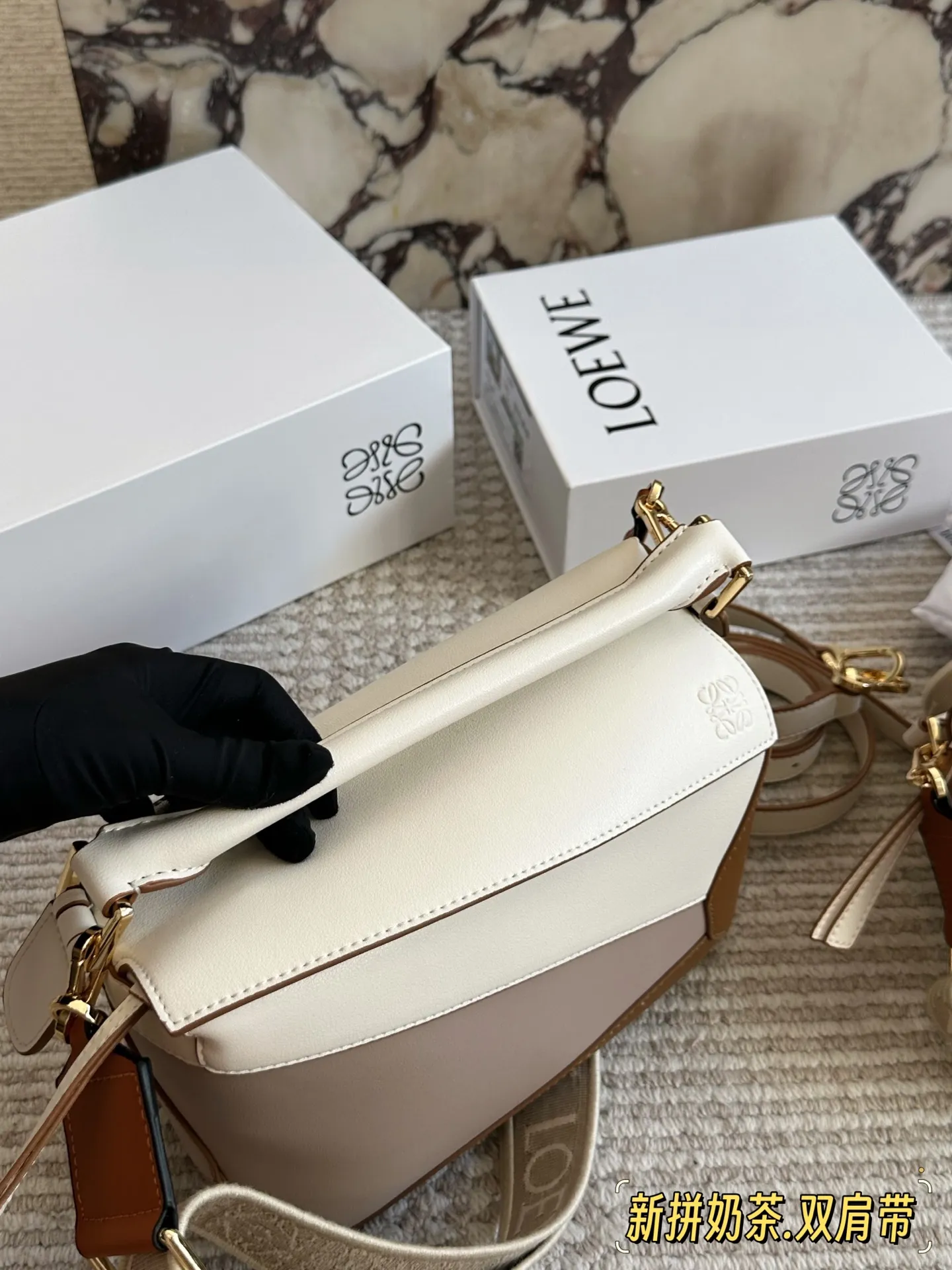 💰 260、💰230 配盒（双肩带） 尺寸：24*15cm（大） 18*10cm（迷你） loewe 几何包puzzle 真心是不能错过的， ⚠️牛皮品质🐂！ 完全hold住！ 罗意威|一根完美的肩带