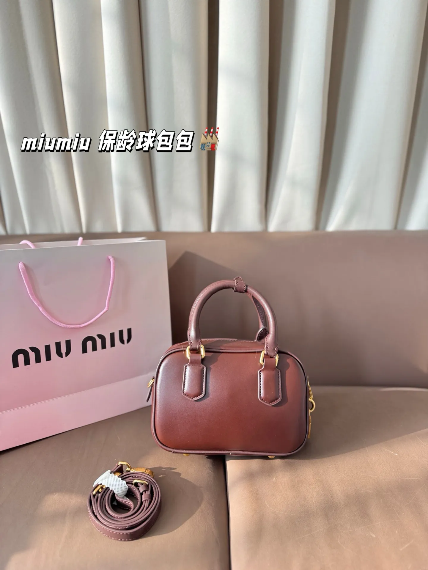 P225 缪缪 可盐可甜的女孩 miumiu 保龄球包包 好搭 什么风格都能驾驭 材质很柔软 容量也非常OK 复古俏皮的hobo包型 是近期几乎天天拿出门的包包! 尺寸:21*14