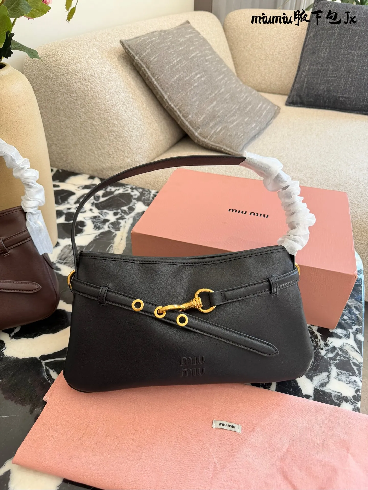 p220 缪缪miumiu新款aventure nappa腋下包 nappa 复古腋下包 又是一个爆款预测!! 33cm配盒子