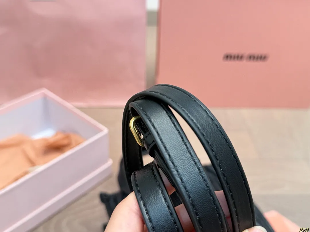 ¥170配盒 MiuMiu缪缪托特包 超级洋气,时髦精的托特 轻便简约,慵懒随性 尺寸20 16