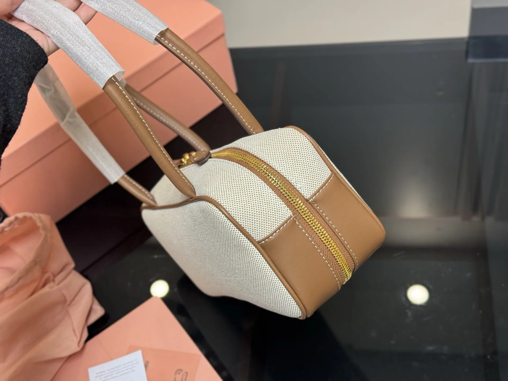 &yen;195 升级版配盒 size：28*13cm miumiu保龄球/公文包/ 包包甜度刚好！ 很难不爱啊啊！ 可手拎也可斜挎 绝对不是小废包哦!容量足足的~~ 出场就是miumiu小公主！