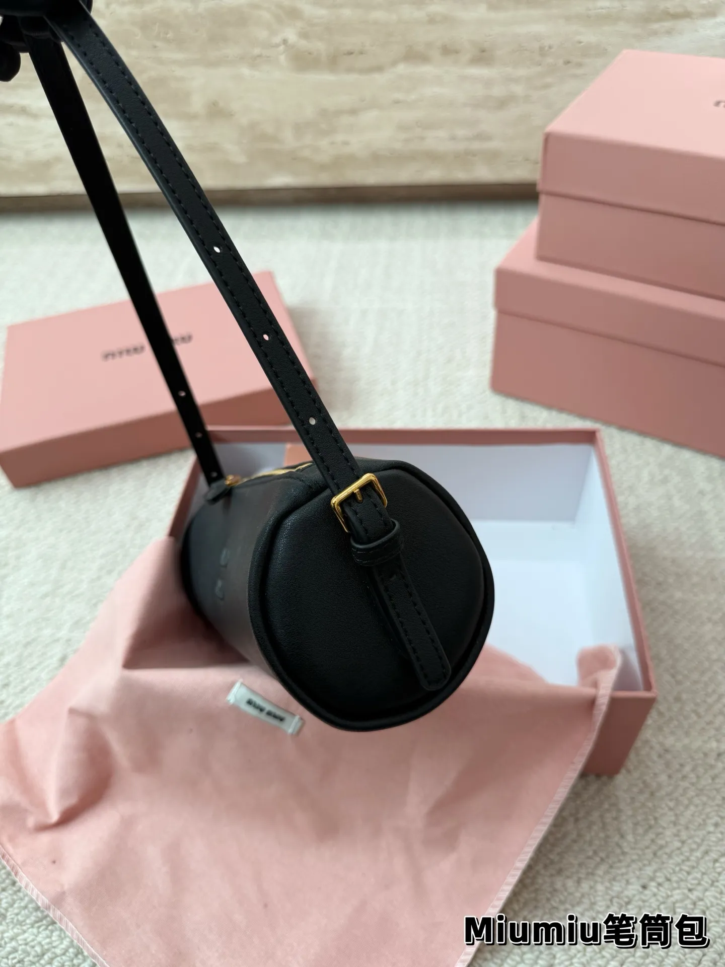 P150 别怪我没提醒❗️MiuMiu最性价比小包包 夏天当然是要背迷你小包包啦！ 哪个女孩能抵挡住迷你小笔筒包的诱惑～ 日常好装东西出门的腋下小包👛 小羊皮和翻毛皮都有噢～关键是性价比超高～