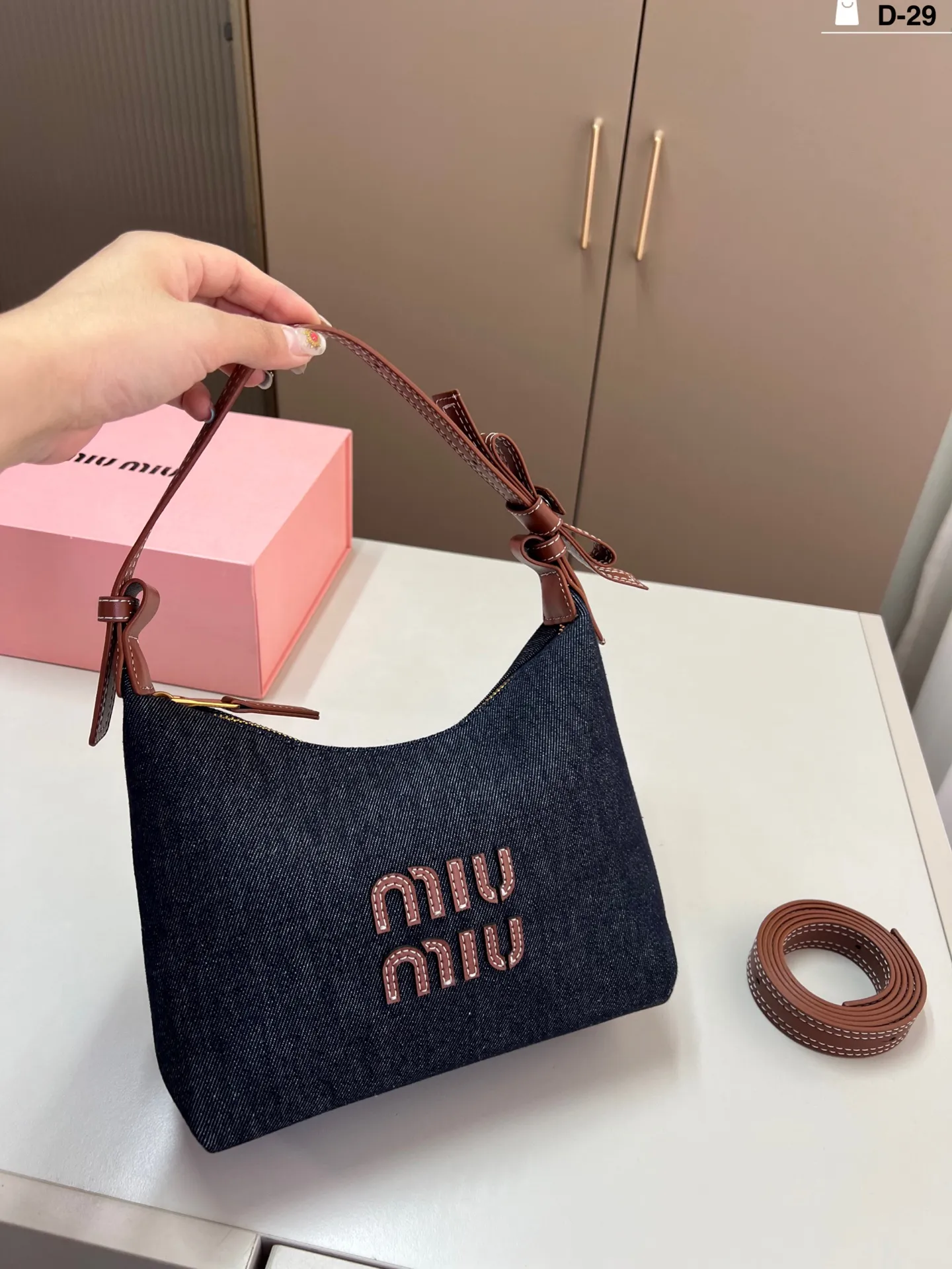 💰p125 miumiu新款速递~牛仔小饭盒是真好看 软软饱饱的又可爱又漂亮! miu里miu气!可爱的不行啦! D-29尺寸22×16折叠盒