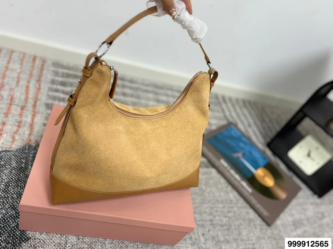 p175 超纤密封包装 缪缪腋下 miumiu特别的包包。大多包型的设计都是偏简单、基础的，只是当时颜色和材质的运用，让人觉得每款包包都有一个创意点 #miumiu #腰包 #MIUMIU # 尺寸35 24