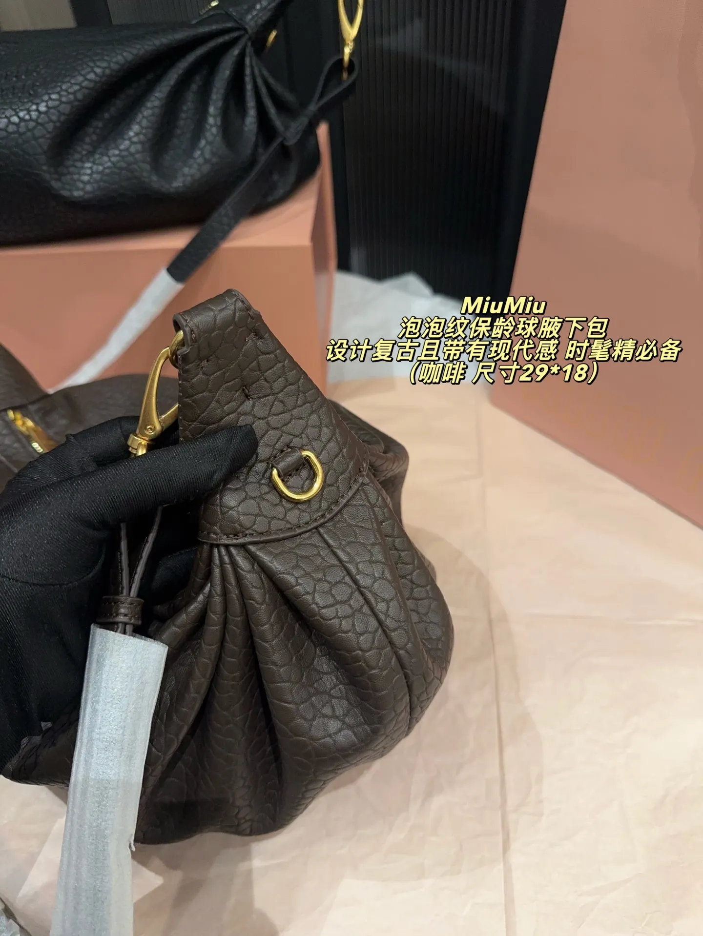 P280配折叠盒⚠️尺寸29*18 MiuMiu 缪缪 泡泡纹保龄球腋下包 采用头层羊皮制作，表面有独特的泡泡纹理，质感高级。包身设计复古且带有现代感，适合多种场合使用心。原产地为意大利，是时尚界备受追捧的单品之一。