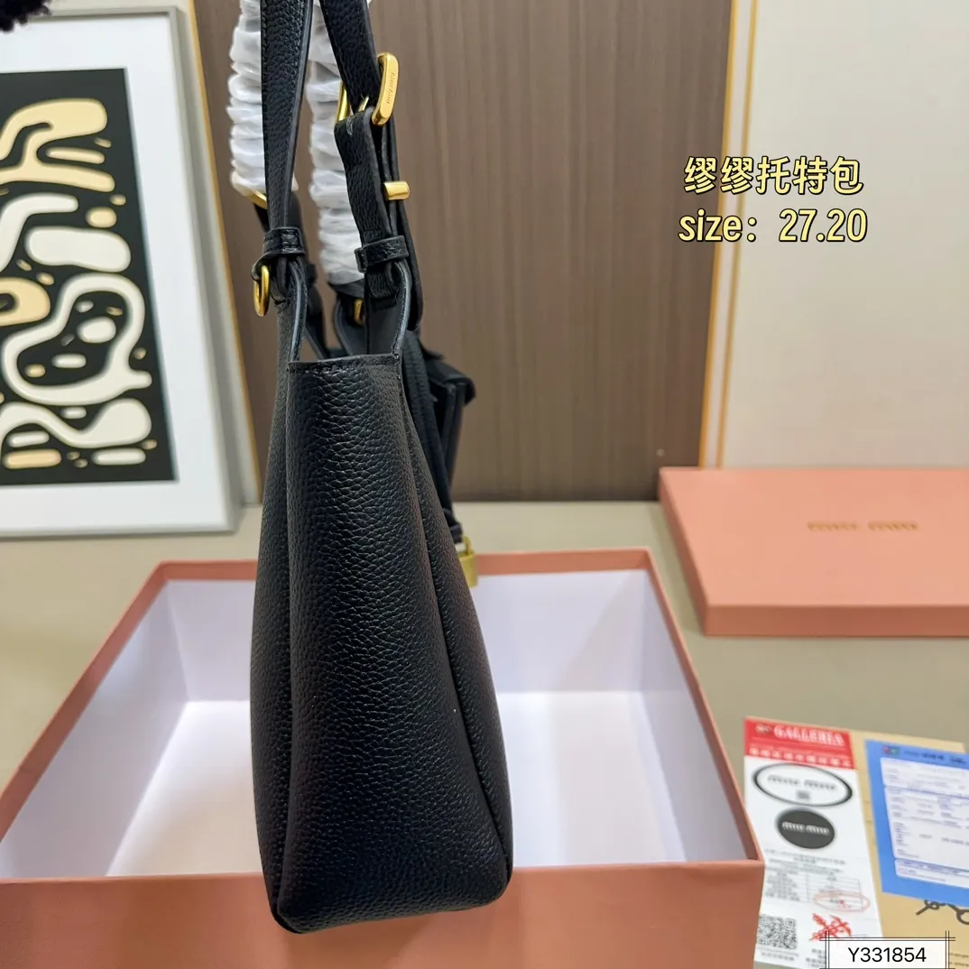 💰170 .配礼盒🎁. 缪缪MIUMIU 秋冬新款托特包 最火得miumiu 女孩.. 甜度刚刚好 很难不爱的 散发着复古的气息 背上它不仅是公主也是女王 小小的身体大大的容量 特别能装💯 尺寸:27.20