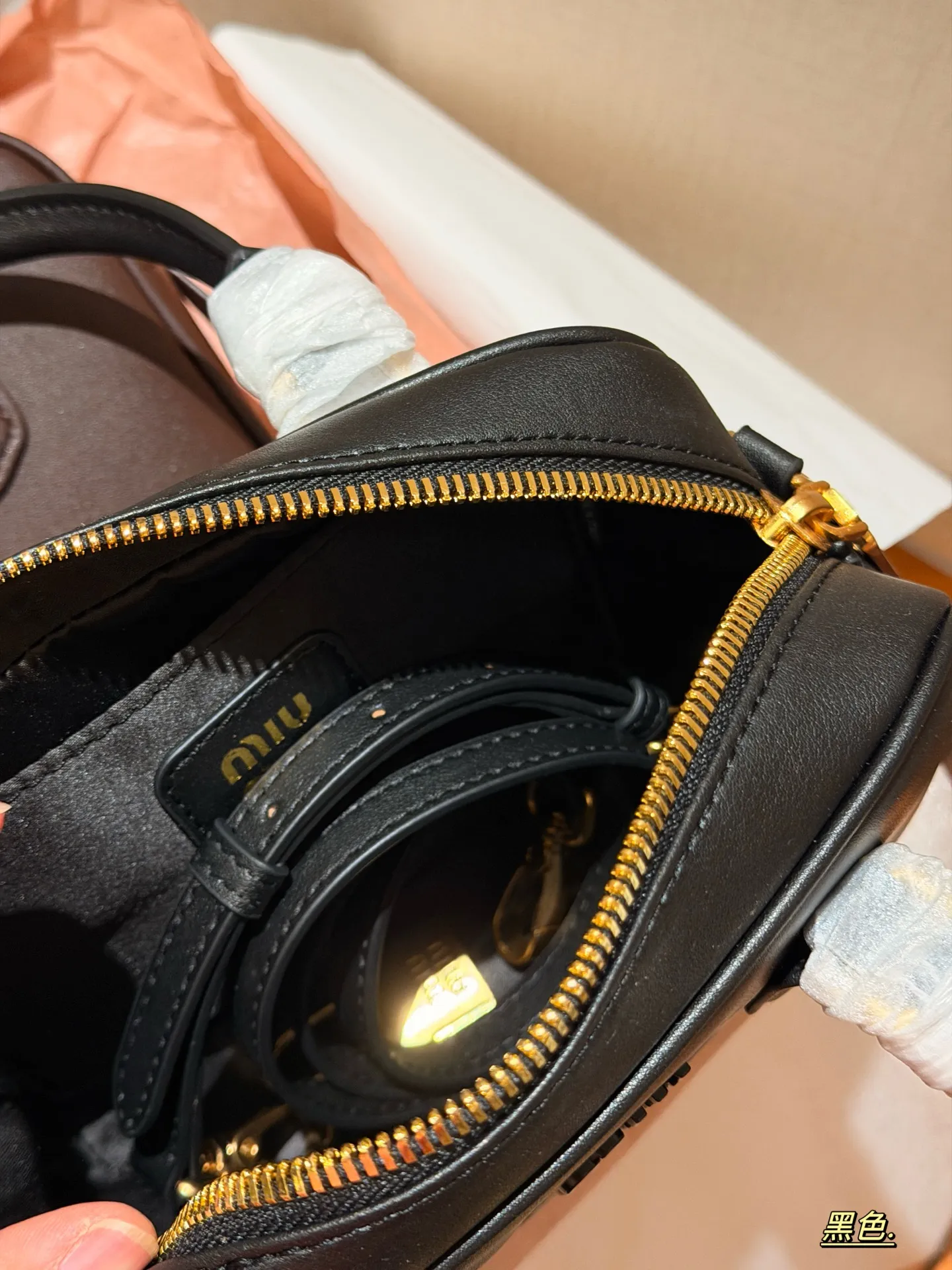 💰190 升级版配盒 size：20*14cm miumiu保龄球/公文包/小方胖子 不要太高级，很高级~ 很难不爱啊啊！ 可手拎也可斜挎 绝对不是小废包哦!容量足足的~~ 出场就是miumiu小公主