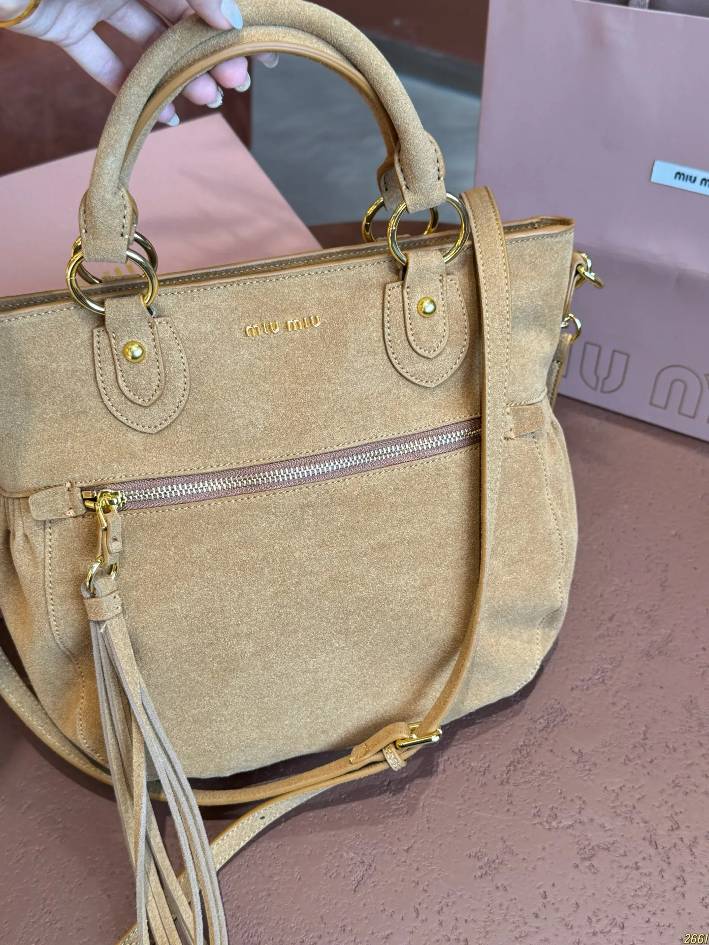 &yen;200配折叠盒⚠️尺寸30*26 MIUMIU Aventure麂皮托特包 简洁大方的设计，既能装下日常出行的必需品又能作为造型的点睛之笔，提升整体的高级感出道即巅峰！！时髦精被迷住了新款托特tote质感无敌了！