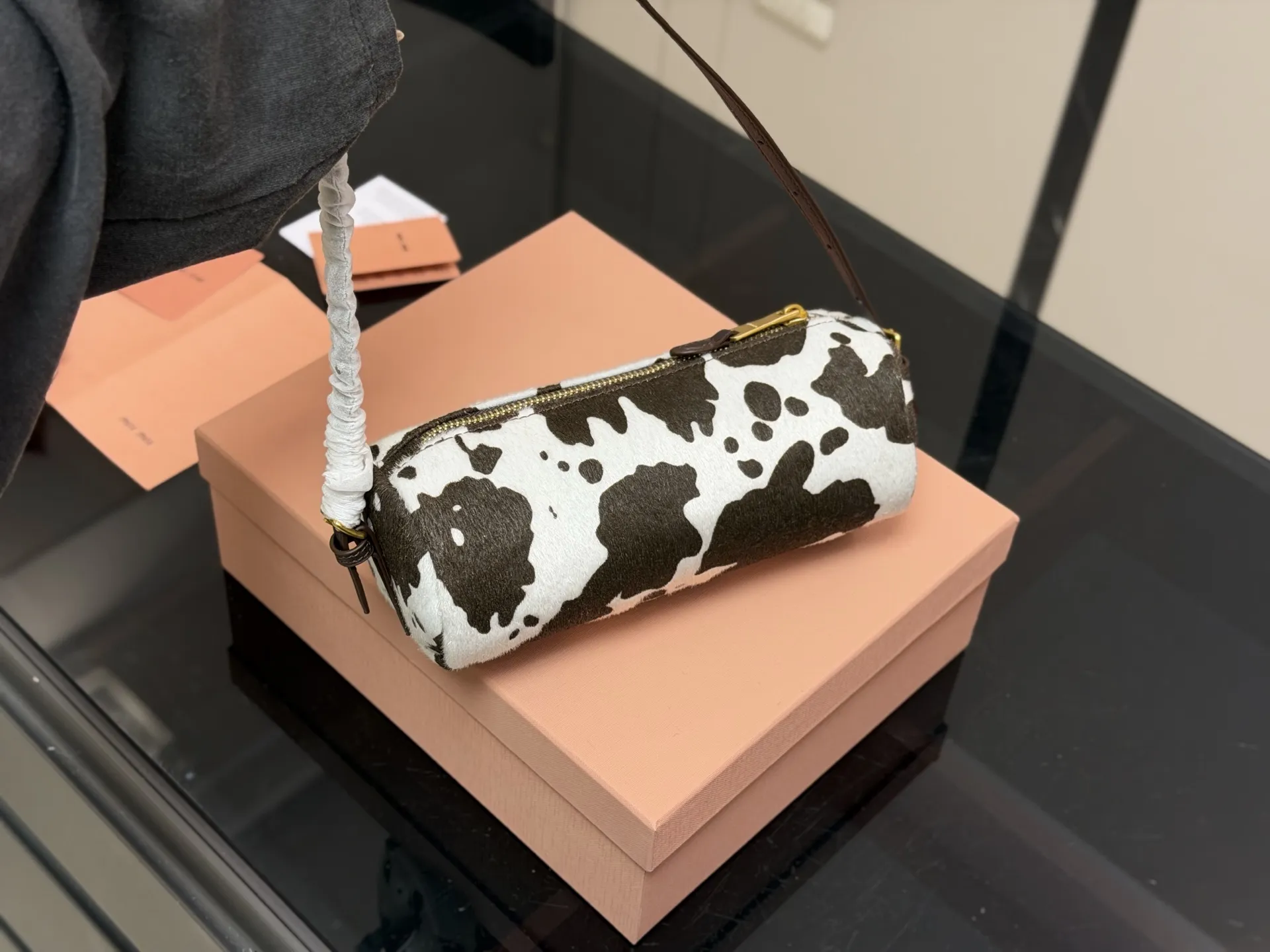 &yen;120 配礼盒 size：23*19cm miumiu的笔筒包 性价比也太高了！ 麂皮质感超软糯 每个色都像从韩剧女主衣柜偷出来的