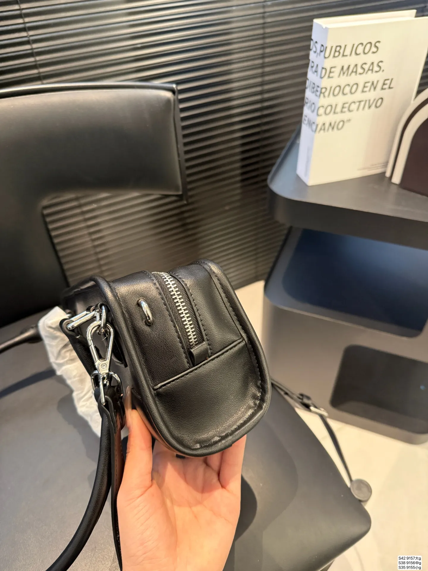 大号P260 中号P240 小号P225 罗意威这只简直太乖了 麂皮包今年冬天简直不要太火 银色loewe小锁也是酷的很 这个还可以加肩带单肩斜挎 一整个就是实用的美包! 尺寸大35 22 中25 19小22 12 货号大9157 中9156 小9155