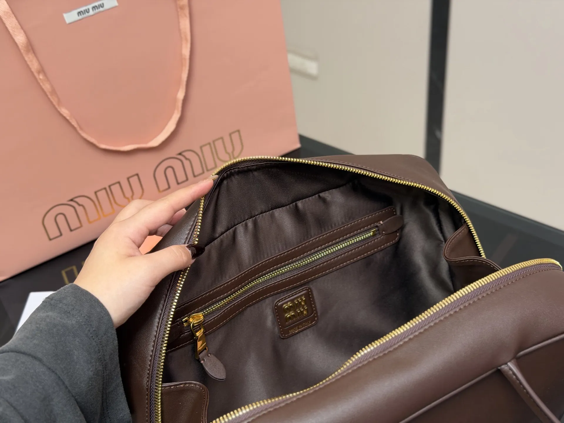 &yen;195 无盒 size：35*22cm miumiu保龄球/公文包/ 采用小牛皮 皮质光滑细腻柔软， 棉质缎面衬里。 背起来都很nice 哦 可手拎也可斜挎！ 出场就是miumiu小公主！