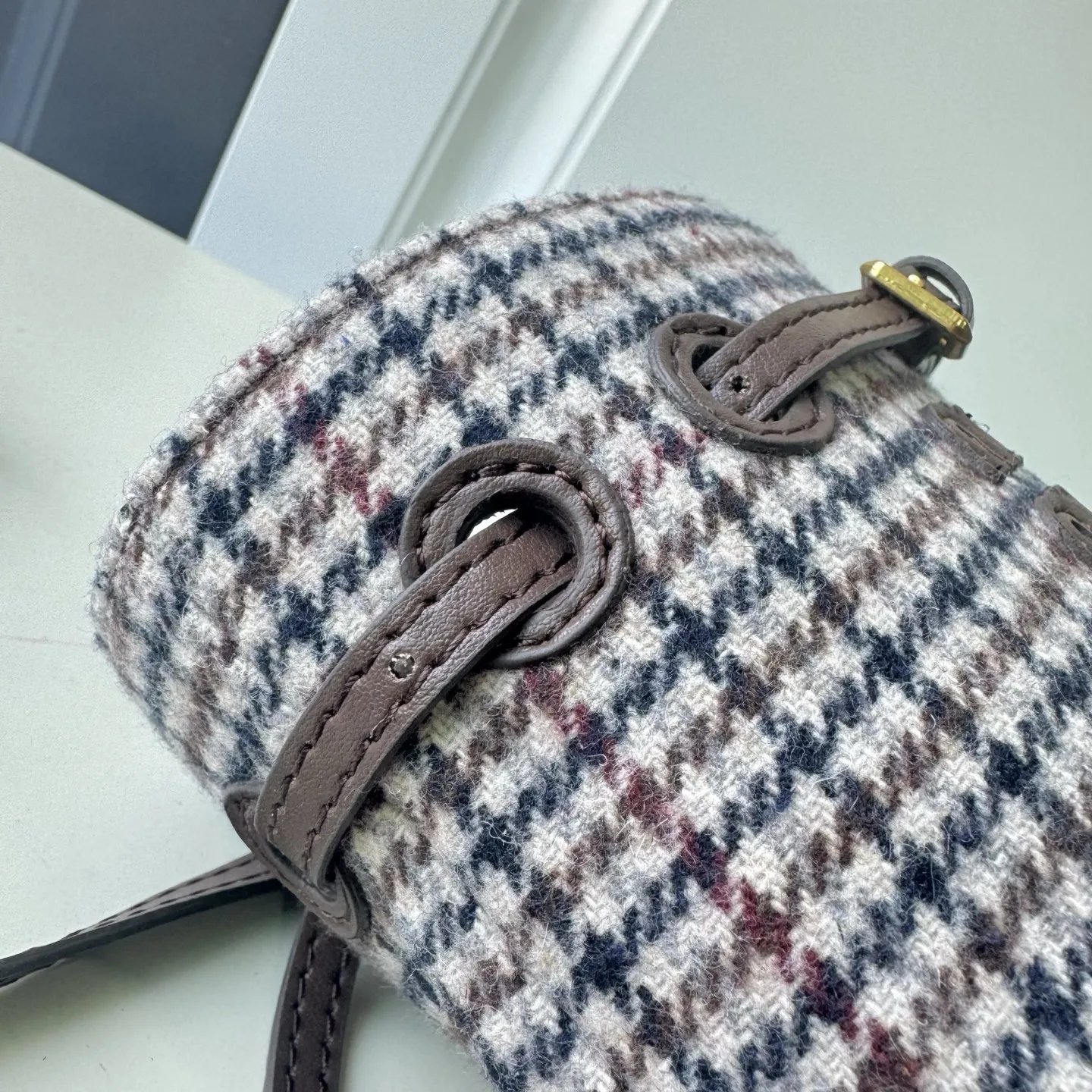 💰170包邮❗ 🍒M家🍒 5NF460，新品格子迷你水桶包，高级柔软，性价比超高，能驾驭各种风格，非常俏皮可爱，可以单肩，斜挎，手提，双肩，造型多变，包包虽小却非常能装，尺寸：17X14X6CM，配原版包装