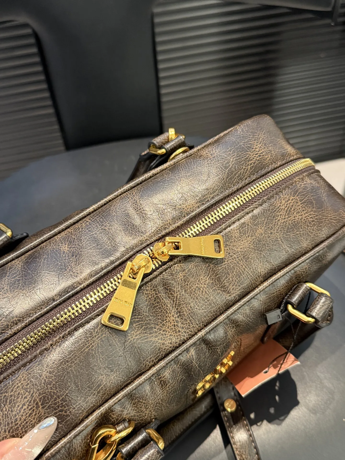 大号P170 小号P165 缪缪MIUMIU 保龄球手提包 轻轻松松高级感 包包手感巨好容量也很不赖 简单却又不失华丽 不要觉得会炸眼太高调了什么的 根本不会! 在你的精简穿搭上简直就是点睛之笔 尺寸大号28 13 小号22 10 货号大10229 小10119