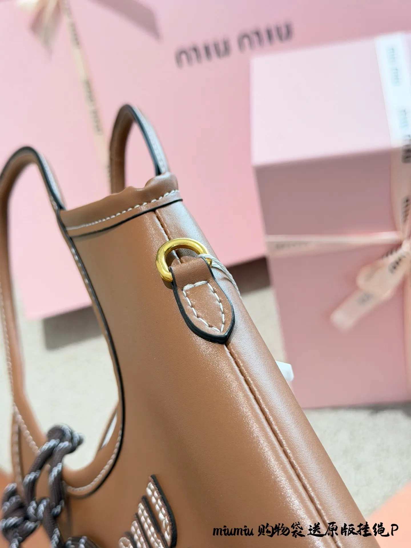 p150p180 miumiu托特👜秋冬必入高级感拉满！ 牛皮质感也太绝了吧！ 软乎乎却超有型～通勤逛街两不误 容量惊人还轻便✨ 随便一拎就自带时髦滤镜 姐妹们冲这只！ 真的百搭到哭😭 15cm28cm底长配盒子送挂件