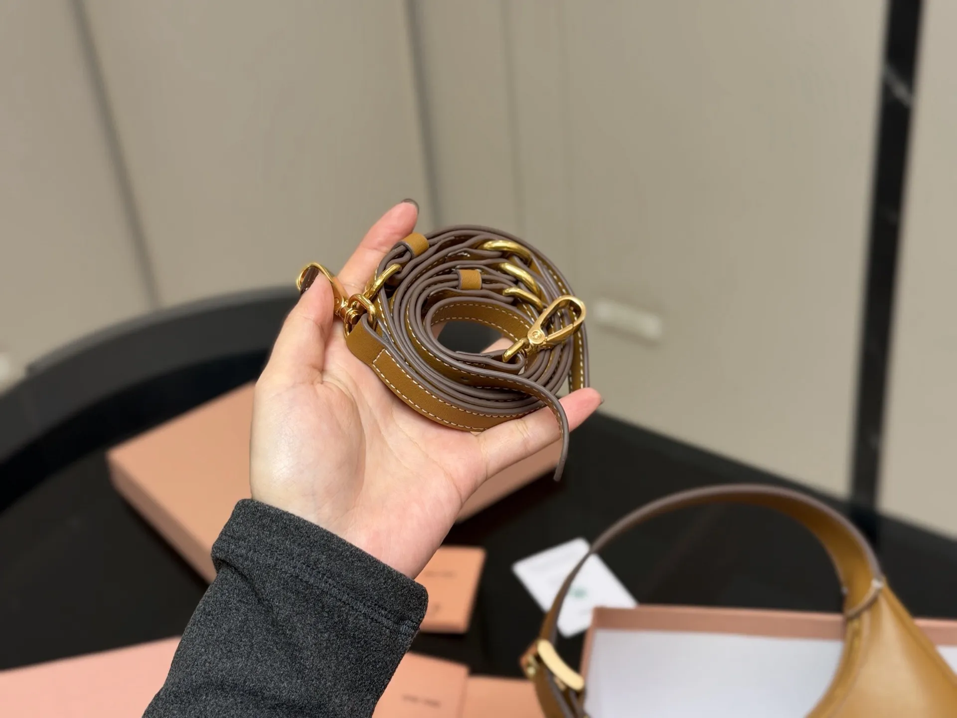 ¥175 配盒 升级版 size:23*13cm miumiu这新包, 新款Hobo,太好搭配了! 能拎、能挽、能肩背(有肩带), 可咸、可甜、可AC(Alcohol&Coffee)。一包在手,AC无忧~