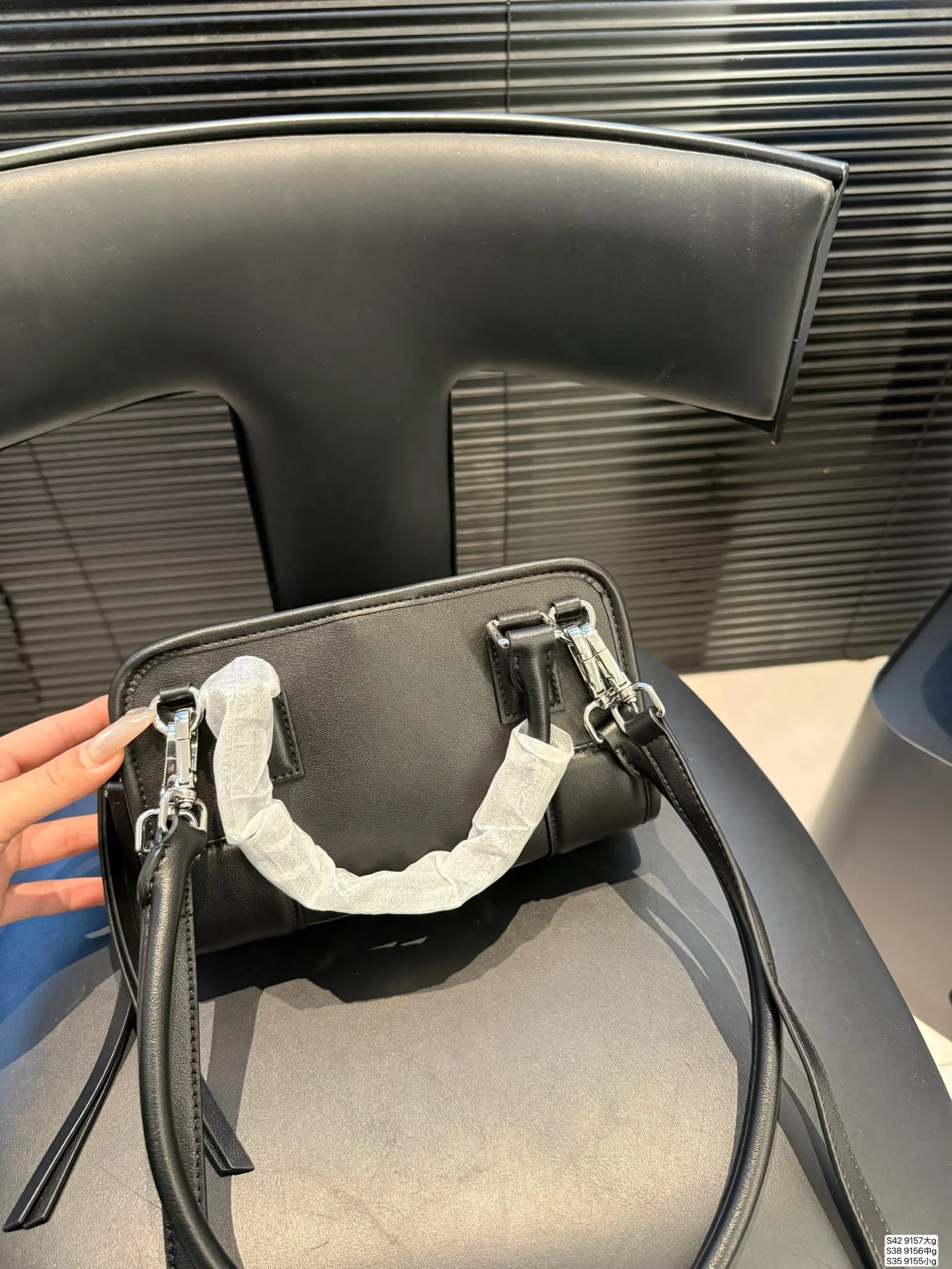 大号P260 中号P240 小号P225 罗意威这只简直太乖了 麂皮包今年冬天简直不要太火 银色loewe小锁也是酷的很 这个还可以加肩带单肩斜挎 一整个就是实用的美包! 尺寸大35 22 中25 19小22 12 货号大9157 中9156 小9155