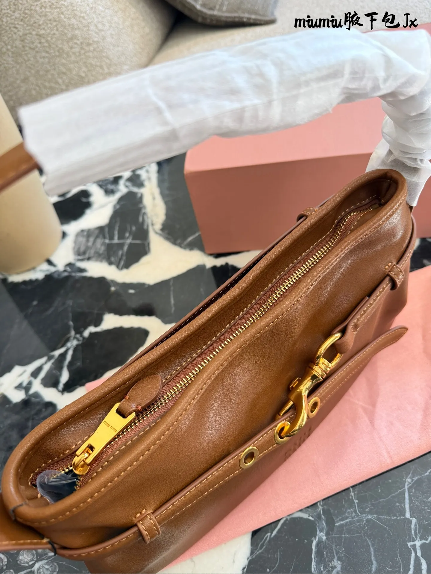 p220 缪缪miumiu新款aventure nappa腋下包 nappa 复古腋下包 又是一个爆款预测!! 33cm配盒子