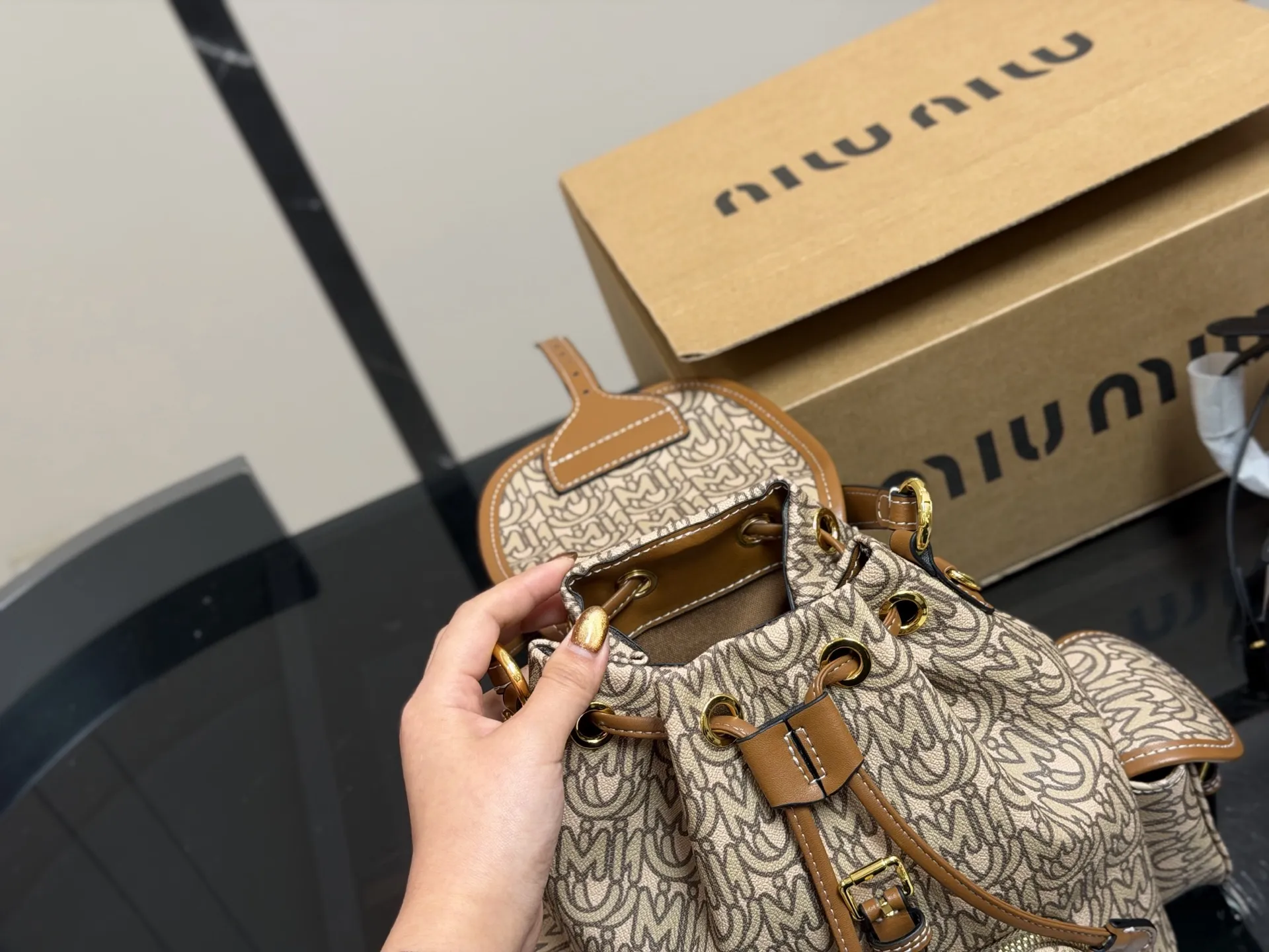 &yen;230 配盒 size：21.23cm 又一季特别美丽的Miu Miu miumiu ss25 双肩包 少女心与摩登格调的碰撞 轻松拿捏时髦 轻便能装，质感绝绝子，miumiu的少女感+酷感完美结合~