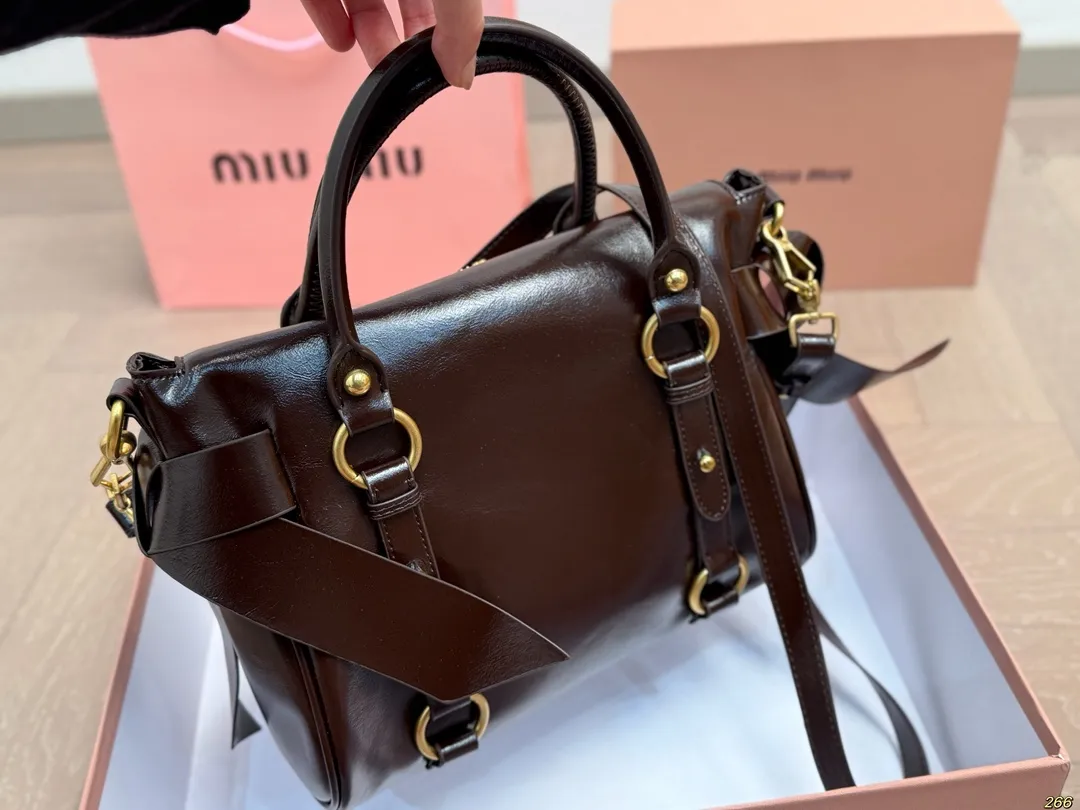 ¥190配盒 缪缪MIUMIU手提包 旅行出差旅游带它超方便 超级抢眼 爱了爱了 真是叫人无法抗拒 又美又能装! 尺寸26 20