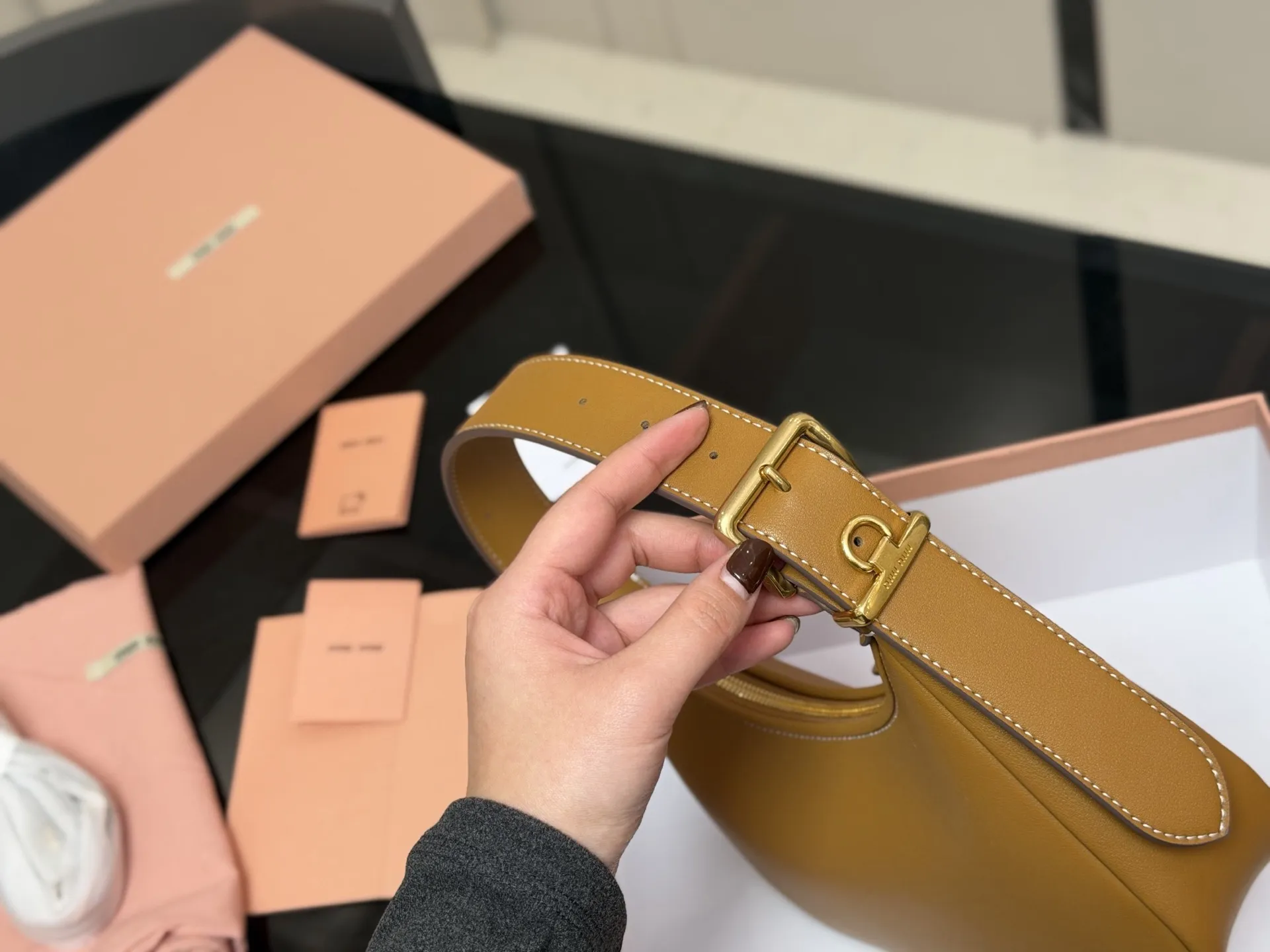 ¥175 配盒 升级版 size:23*13cm miumiu这新包, 新款Hobo,太好搭配了! 能拎、能挽、能肩背(有肩带), 可咸、可甜、可AC(Alcohol&Coffee)。一包在手,AC无忧~