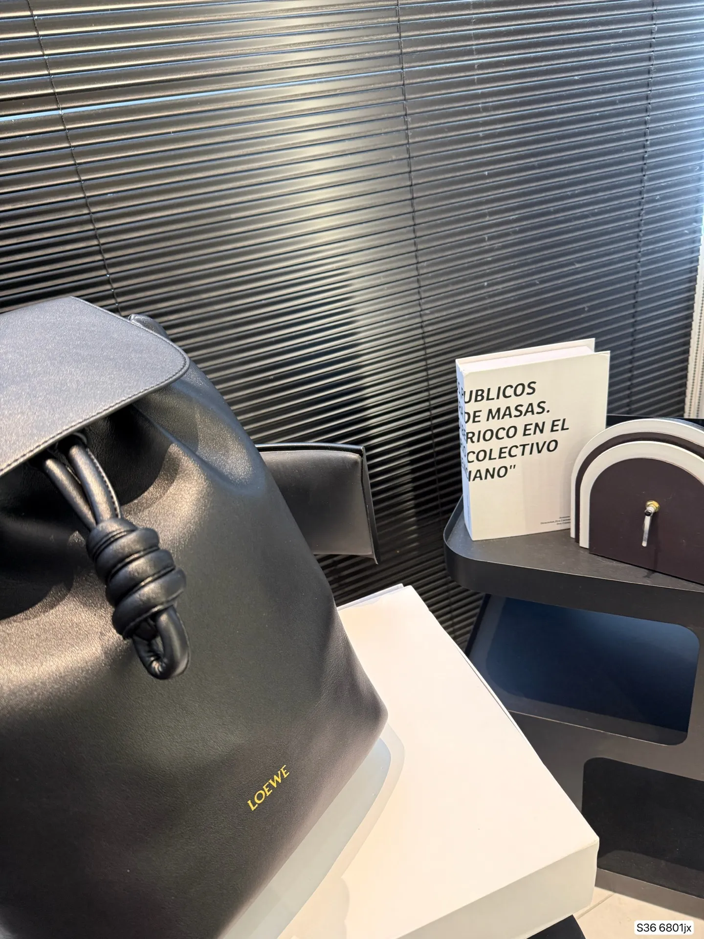 P230 配折叠盒罗意威双肩 Flamenco 背包自带复古千禧流线型实用日常设计，非正式学院风preppy style在风格上更加复古、休闲、实穿 #罗意威 #PreppyStyle #预科风 尺寸：25 33 货号6801