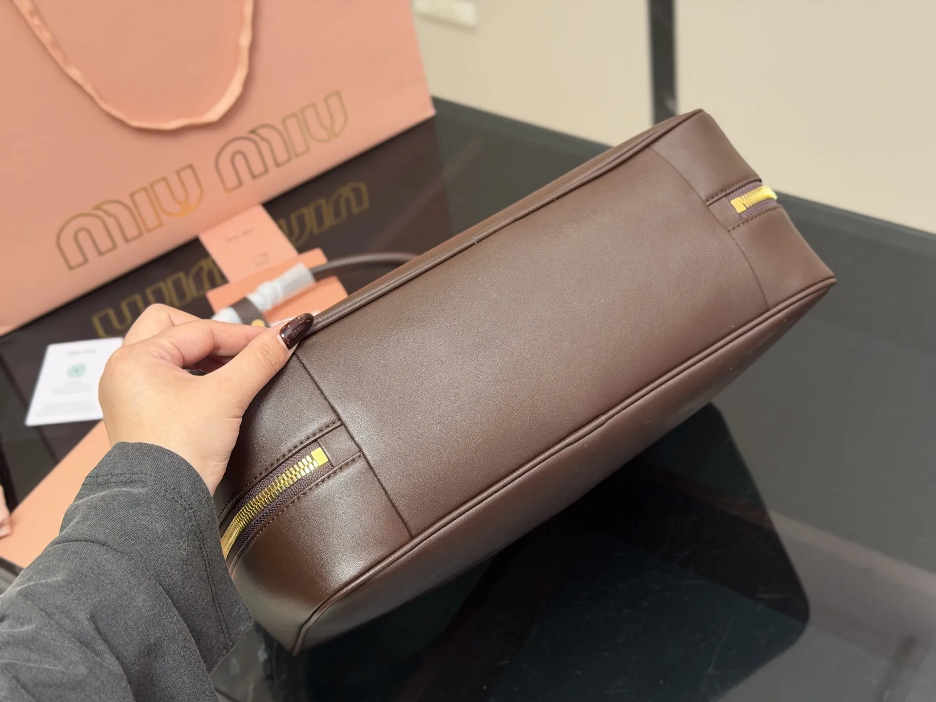 ¥195 无盒 size:35*22cm miumiu保龄球/公文包/ 采用小牛皮 皮质光滑细腻柔软, 棉质缎面衬里。 背起来都很nice 哦 可手拎也可斜挎! 出场就是miumiu小公主!