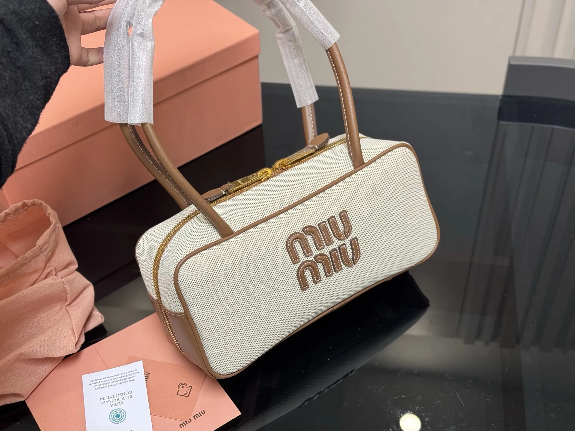 ¥195 升级版配盒 size:28*13cm miumiu保龄球/公文包/ 包包甜度刚好! 很难不爱啊啊! 可手拎也可斜挎 绝对不是小废包哦!容量足足的~~ 出场就是miumiu小公主!