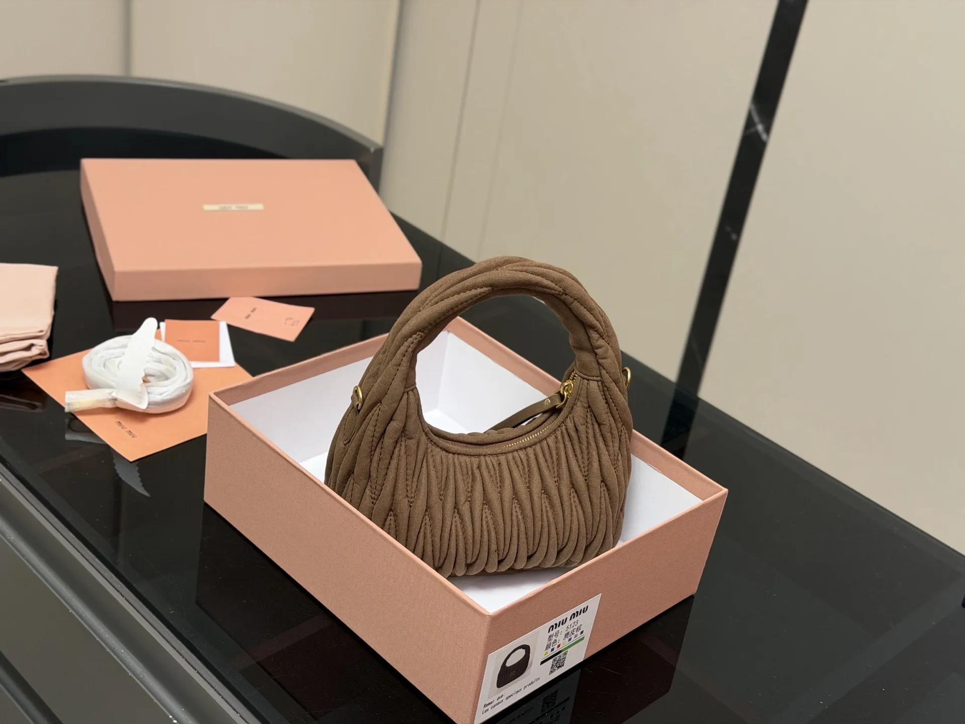 ¥170 配盒 size:22*11cm 可盐可甜的 MiuMiu 女孩 miumiu wander包包 好搭 什么风格都能驾驭 材质很柔软 容量也非常OK 复古俏皮的hobo包型 是近期几乎天天拿出门的包包!