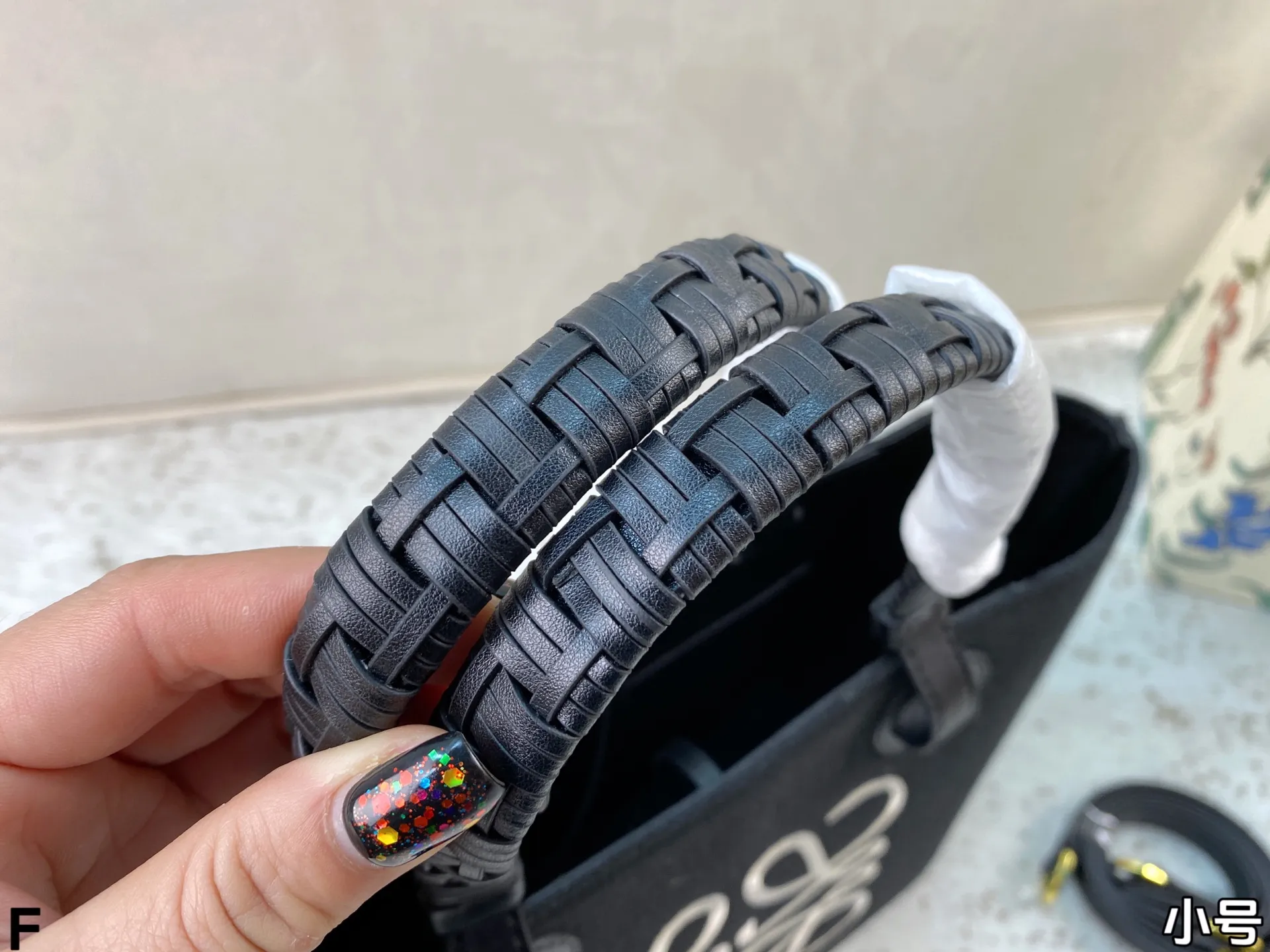 p165/p160 配盒🎁 罗意威Loewe anagram tote背上秒变时髦精 一只装得下全世界的托特 越背越香 能装且百搭不易变形 上班通勤或者日常搭配都很好!尺寸:27*25/23*22