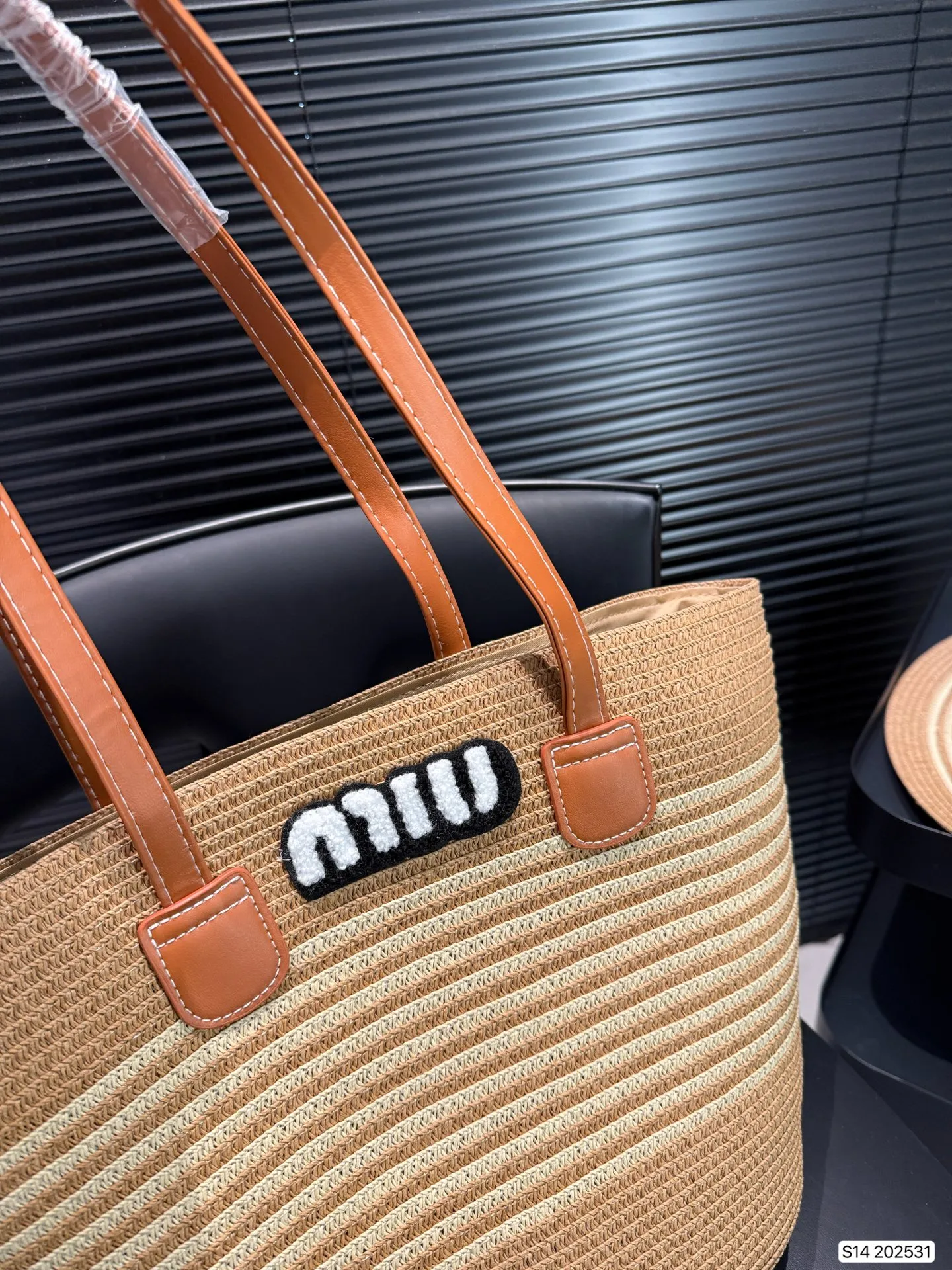 P120 缪缪miumiu 编织包➕编织帽组合 夏季新款草编包Basket Bag 菜篮子 编织拼皮购物袋沙滩🏖️度假⛱️手提包。尺寸26 29 货号202531