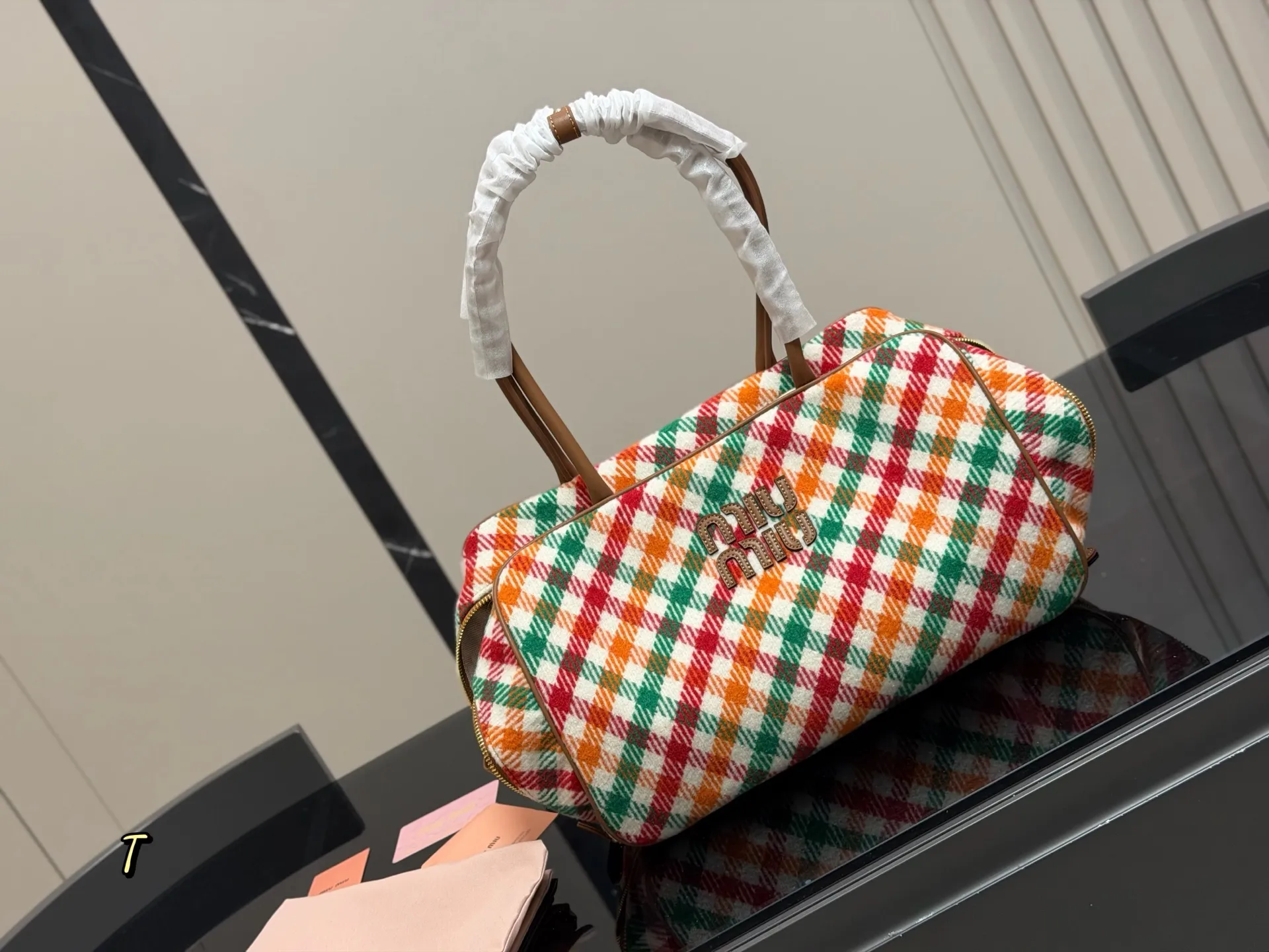 &yen;170 无盒 size：35*22cm miumiu保龄球/公文包/ 采用小牛皮 皮质光滑细腻柔软， 棉质缎面衬里。 背起来都很nice 哦 可手拎也可斜挎！ 出场就是miumiu小公主！