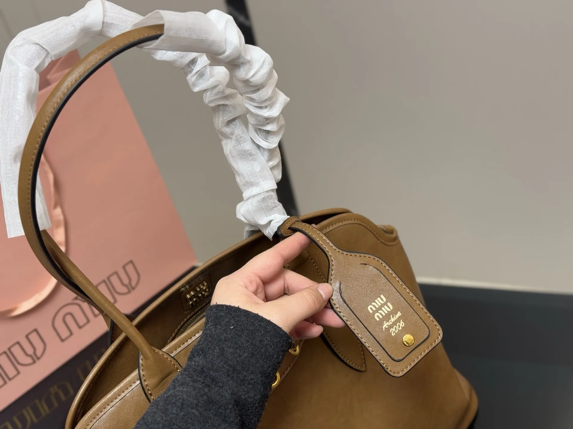 &yen;235 原版 size：41.31cm miumiu 中古托特包包， 特别喜欢这个的设计！ miumiu的坑真的好仙女好好看！ 真的很有质感！ 可斜挎可手拿可单肩， 日常约会出行简单好搭配。