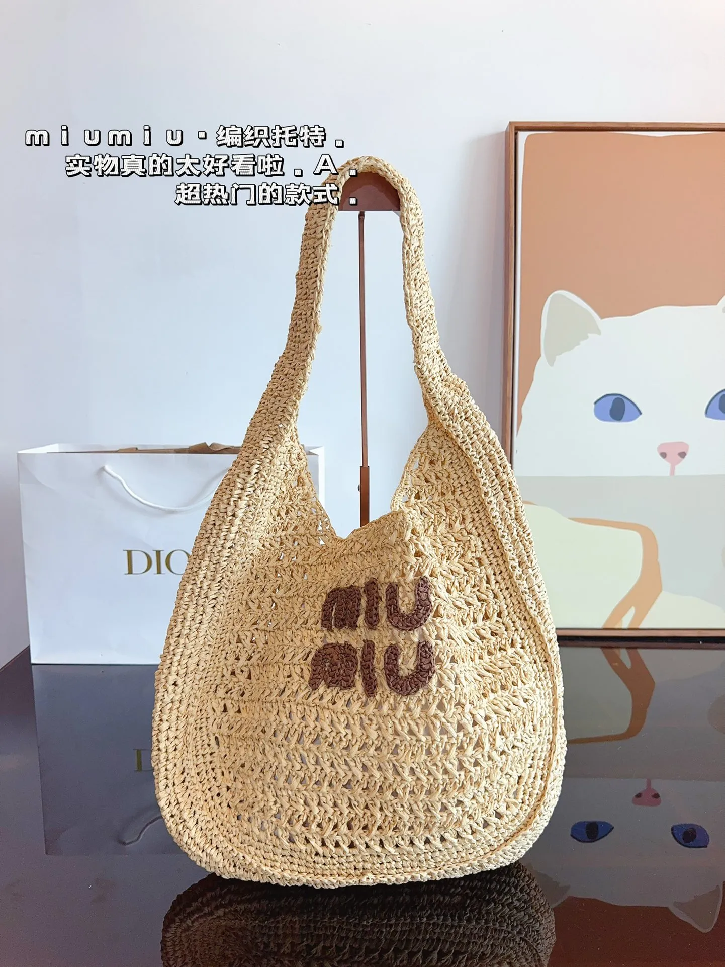 p160 miumiu 草编单肩包. 草编包的趋势再度袭卷而来,轻松成为本季新 宠!不论日常出游或是假日逛街,出镜率超高的包 款总让人联想到温暖的季节和愜意海滩时光。由拉 菲草编织而成,质地清新自然,从视觉到触感都自带夏日风情,为结构感鲜明的包款注入优雅精髓。尺寸:36*32cm