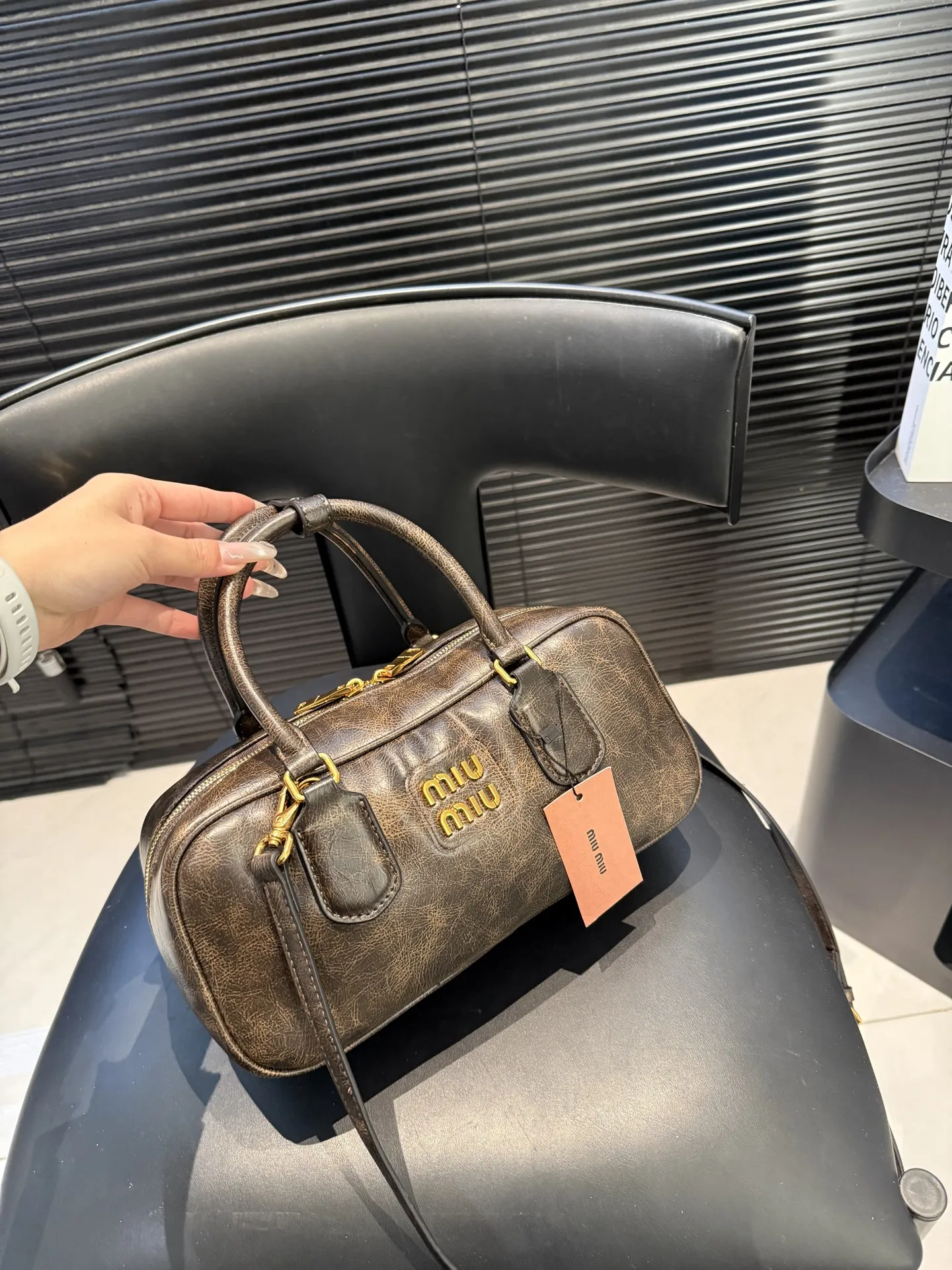 大号P170 小号P165 缪缪MIUMIU 保龄球手提包 轻轻松松高级感 包包手感巨好容量也很不赖 简单却又不失华丽 不要觉得会炸眼太高调了什么的 根本不会! 在你的精简穿搭上简直就是点睛之笔 尺寸大号28 13 小号22 10 货号大10229 小10119