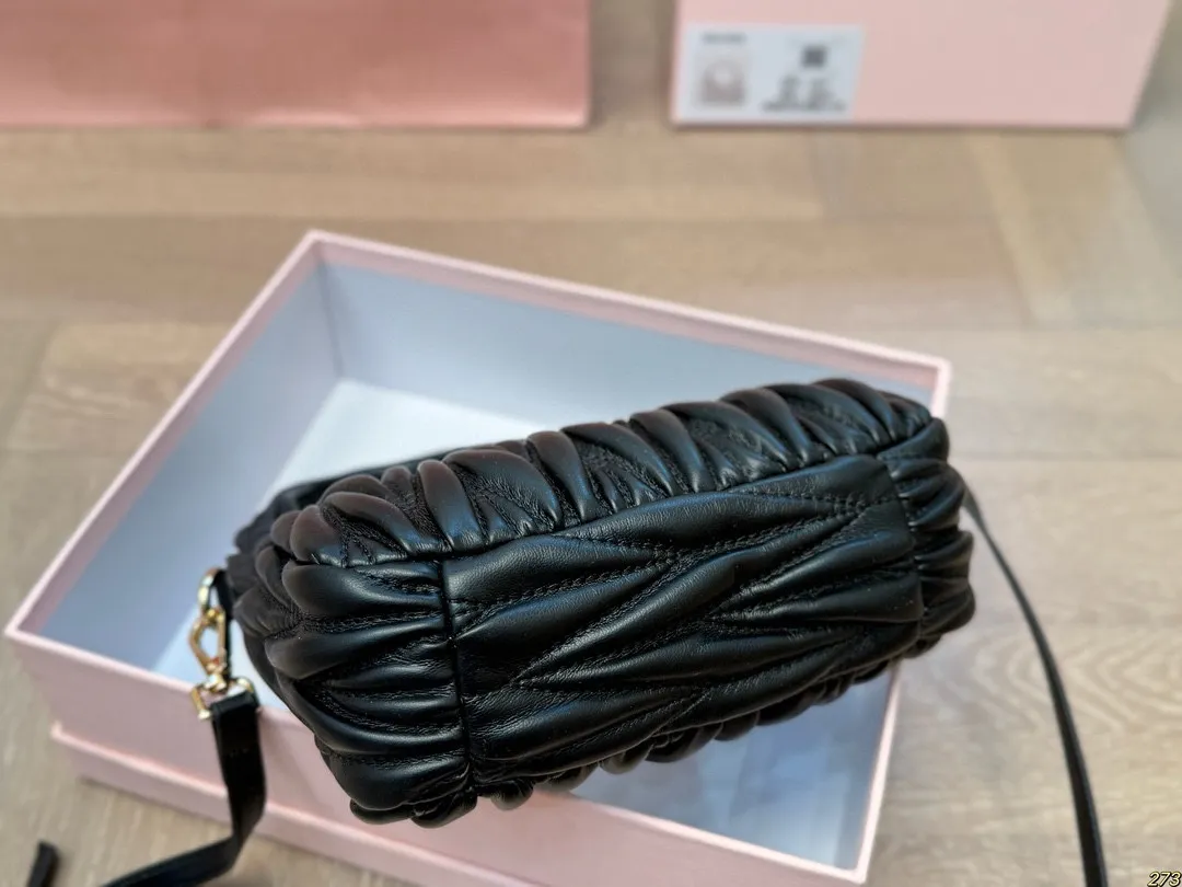 ¥155配盒 Miumiu缪缪斜挎包 斜挎 肩背都好看 手感很好 满足任何造型 尺寸 20 11