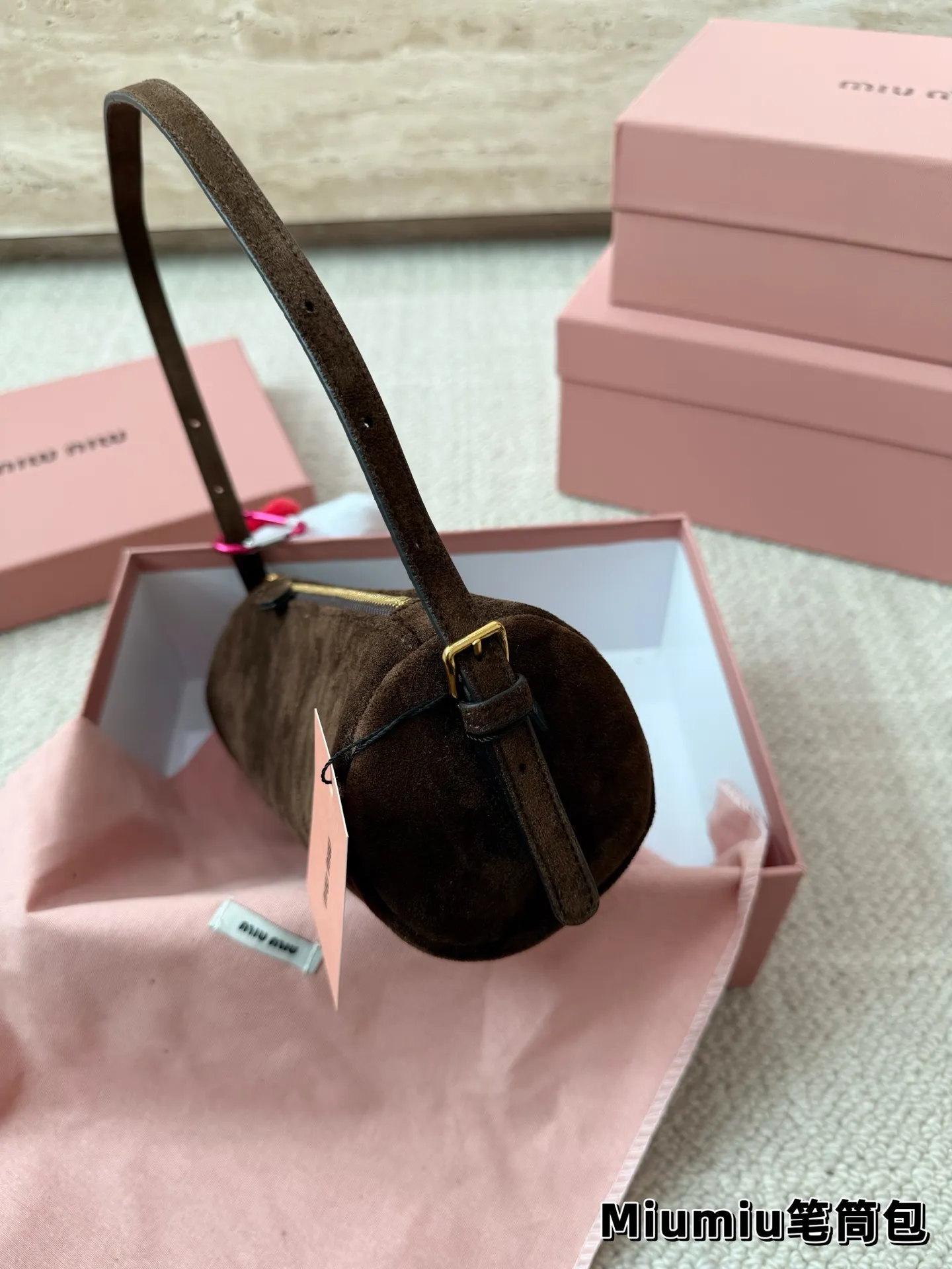 P160 麂皮 别怪我没提醒❗️MiuMiu最性价比小包包 夏天当然是要背迷你小包包啦！ 哪个女孩能抵挡住迷你小笔筒包的诱惑～ 日常好装东西出门的腋下小包👛 小羊皮和翻毛皮都有噢～关键是性价比超高～