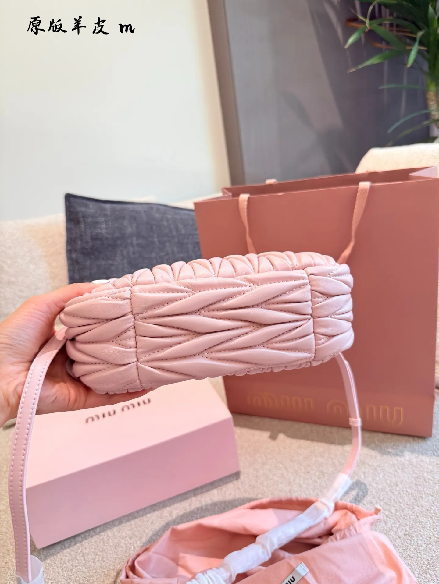 p240羊皮hobo月牙包 红红火火恍恍惚惚缪缪出街啦~ 芜湖~好看的缪缪miumiu小号hobo 小号是专柜里卖得最好的的尺寸,容量大小合适,轻 经典的褶皱羊皮, 软软的好有质感 搭配衣服真的吼吼看~一秒时尚感千金风拉满红色也很显眼,好多场合都可以搭配 张元英同款~~~ #miumiu包#miumiu包 #美包23cm折叠盒包装