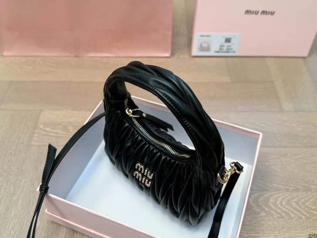 &yen;155配盒 Miumiu缪缪斜挎包 斜挎 肩背都好看 手感很好 满足任何造型 尺寸 20 11
