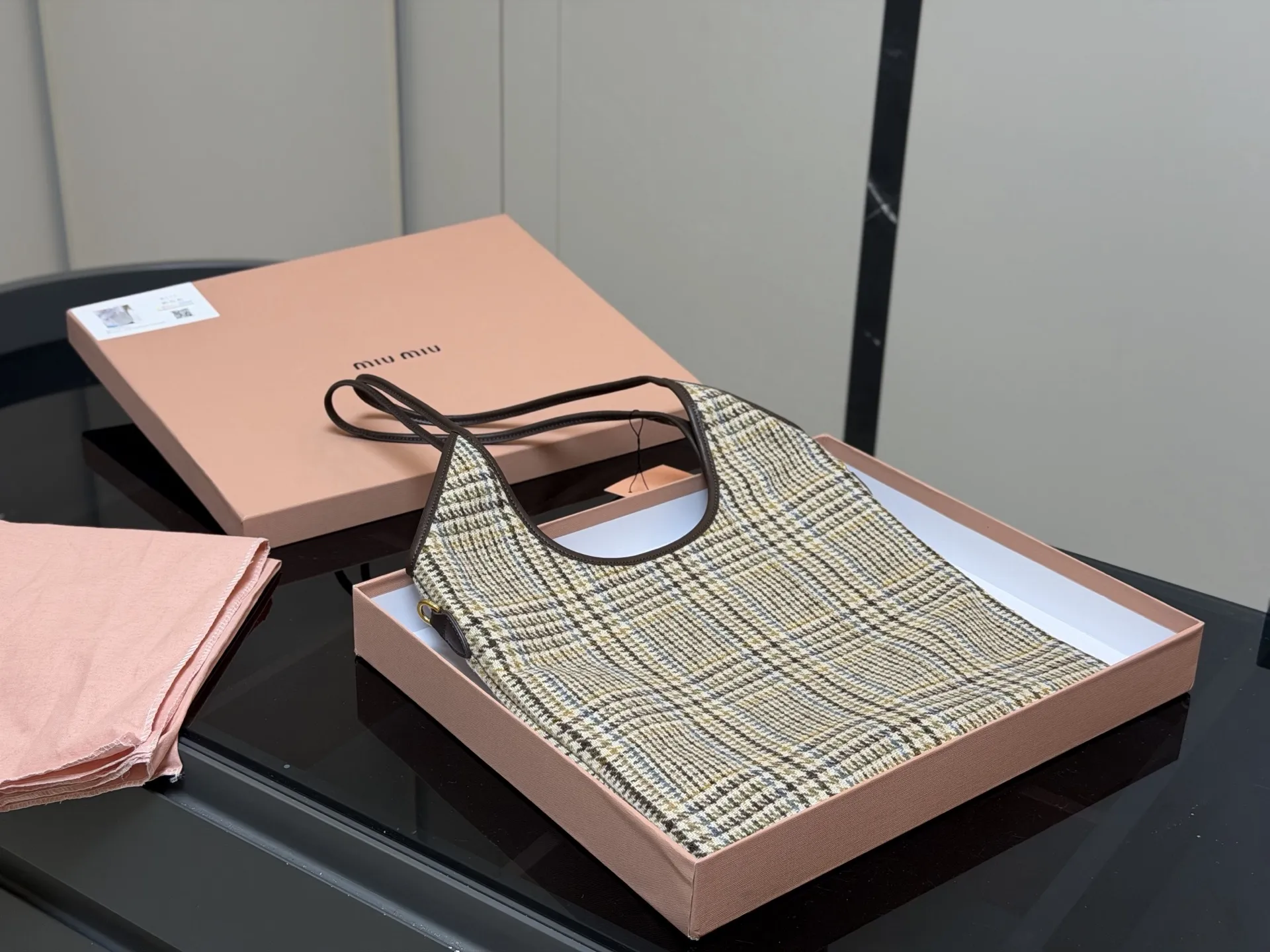 ¥190 全套包装 size:35*34cm miumiu新款托特tote 今年的风刮的太猛了 老多爆款了! 这款的版型也太好看了吧! miumiu准备承包我的夏天吗