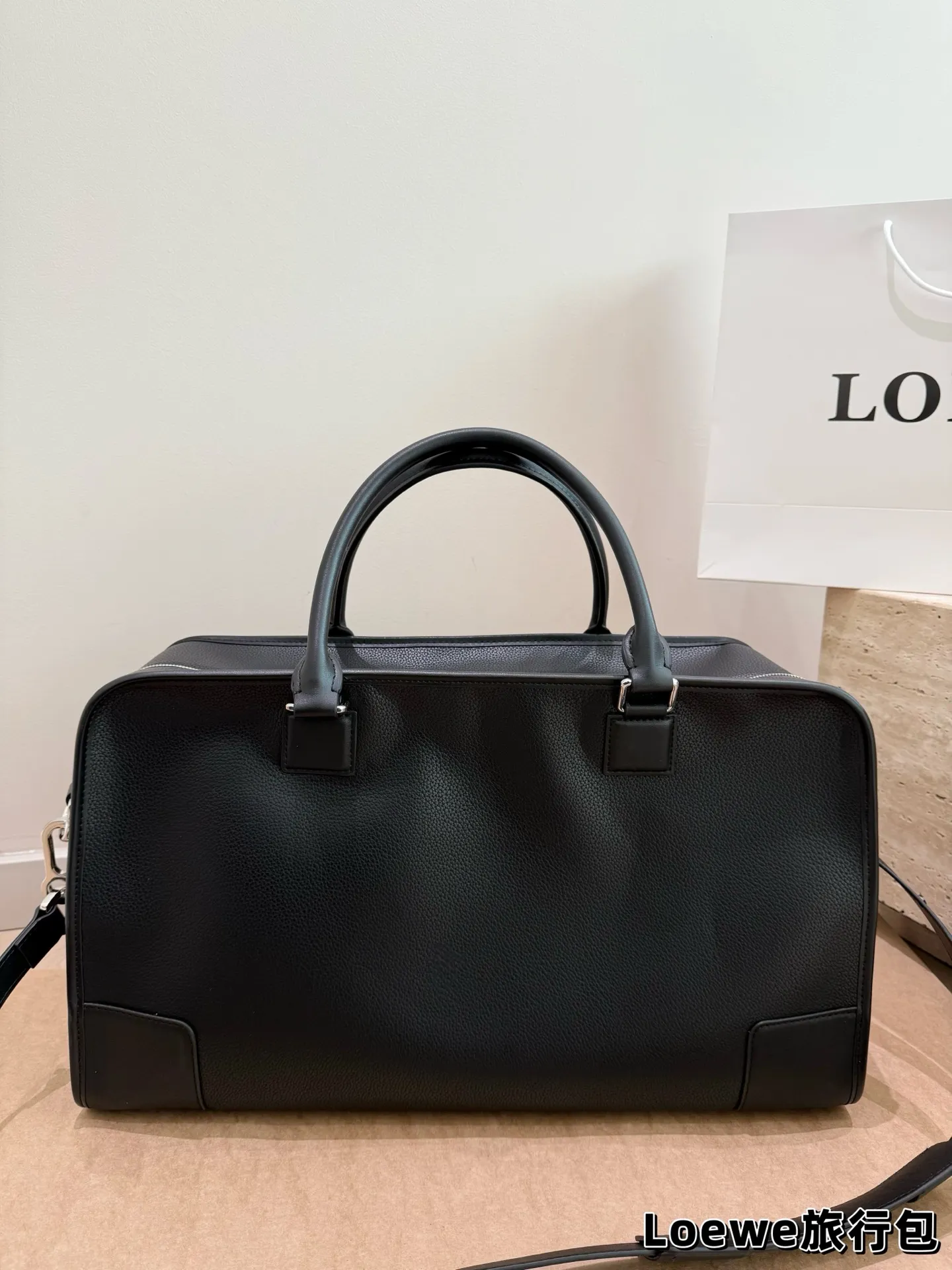 牛皮版本 P200 罗意威新款旅行包 机场包 Loewe Gova Small Backpack 罗意威新款旅行包 男款背包 超热门背囊 Goya 系列机场包兴？ 双向拉链开合背带 可自行调节长短新颖的设计时尚及实用性并存男女通用 size: 48 26cm #最爱的包包