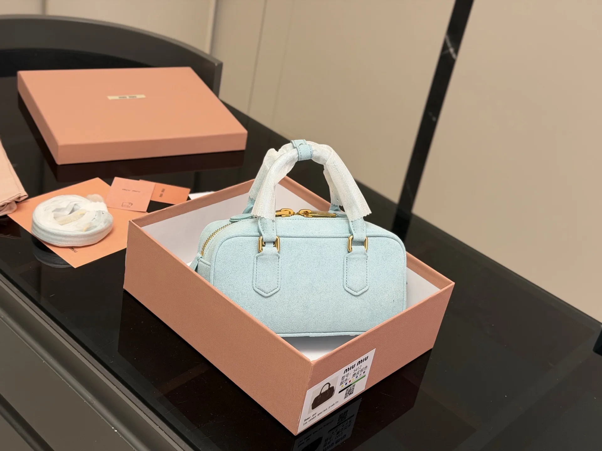 ¥200 升级版配盒 size:23*12cm miumiu保龄球 新尺寸‼️ 很难不爱啊啊! 这个尺寸很难不动心哦! 可手拎也可斜挎 容量足足的~~ 出场就是miumiu小公主!