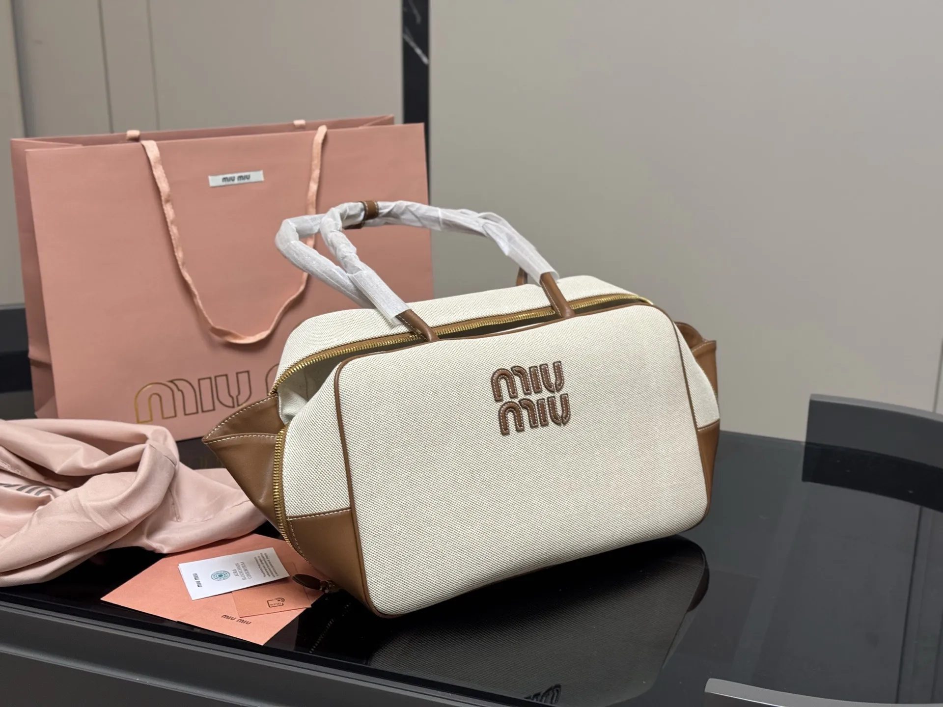 &yen;195 无盒 size：35*22cm miumiu保龄球/公文包/ Miu又来抢钱了新款帆布公文包 来咯 ！ 背起来都很nice 哦 可手拎也可斜挎！ 出场就是miumiu小公主！