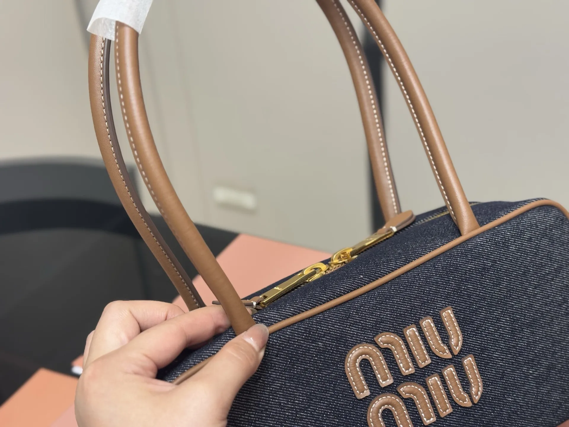 &yen;195 升级版配盒 size：28*13cm miumiu保龄球/公文包/ 包包甜度刚好！ 很难不爱啊啊！ 可手拎也可斜挎 绝对不是小废包哦!容量足足的~~ 出场就是miumiu小公主！