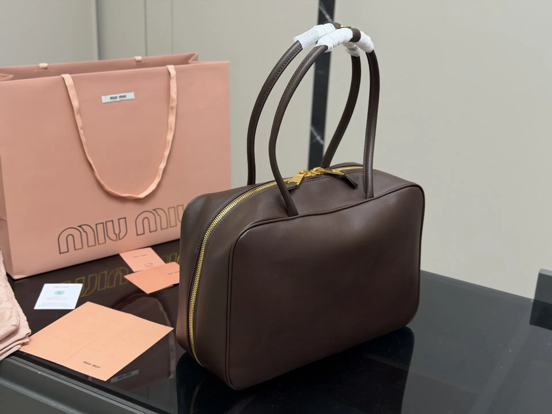 ¥195 无盒 size:35*22cm miumiu保龄球/公文包/ 采用小牛皮 皮质光滑细腻柔软, 棉质缎面衬里。 背起来都很nice 哦 可手拎也可斜挎! 出场就是miumiu小公主!