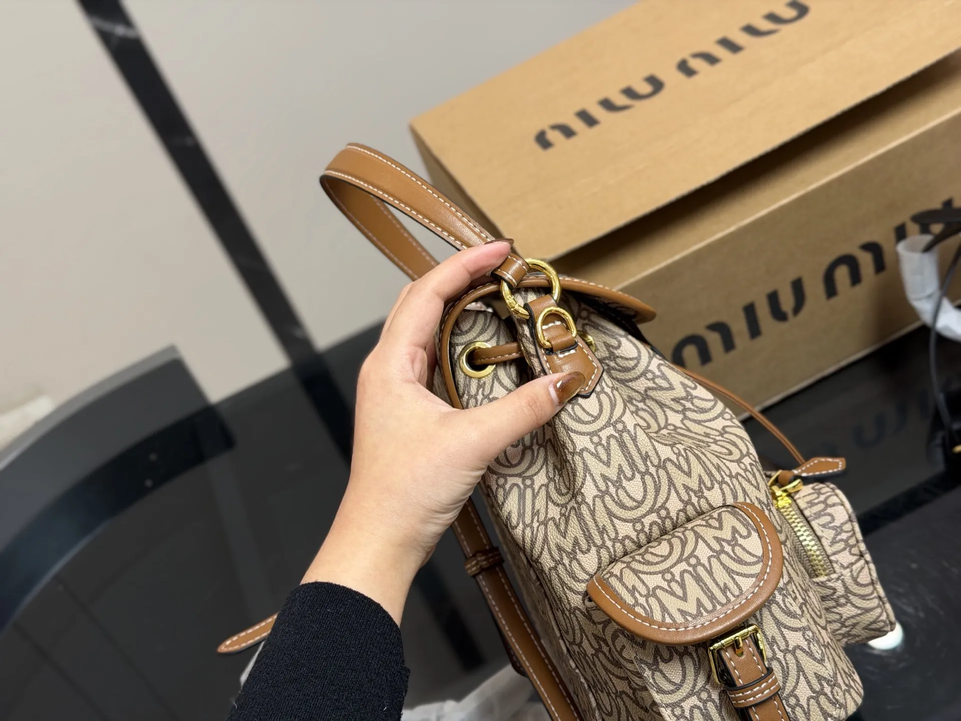 ¥230 配盒 size:21.23cm 又一季特别美丽的Miu Miu miumiu ss25 双肩包 少女心与摩登格调的碰撞 轻松拿捏时髦 轻便能装,质感绝绝子,miumiu的少女感+酷感完美结合~