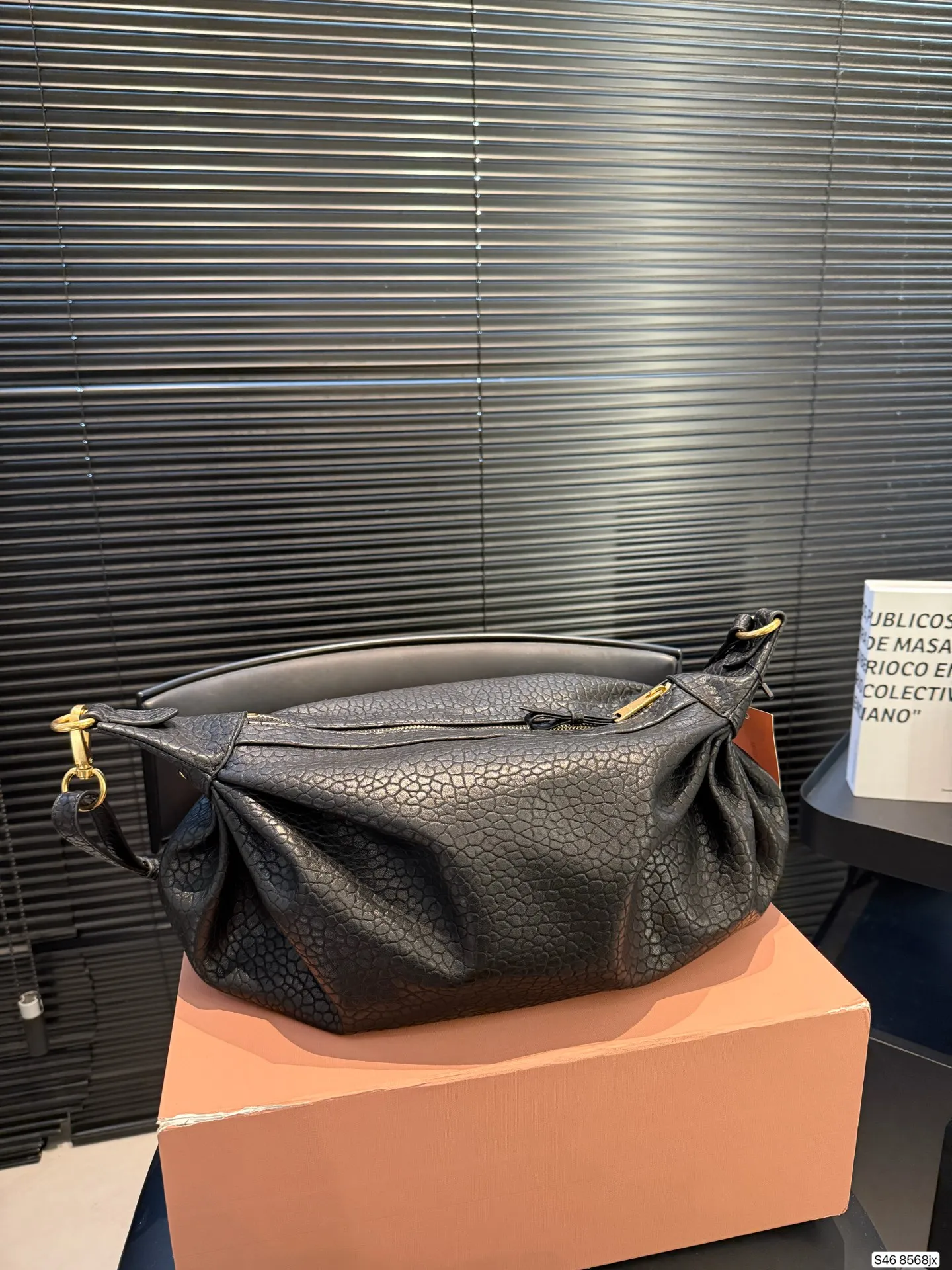 P280 配盒子 不一样的MiuMiu新款包包 MiuMiu新款手袋 Monk 天然纹理小羊皮自然的柔和光泽触感柔软顺滑且富有垂坠感巧妙的舒适感与精致感 尺寸41 24 货号8568