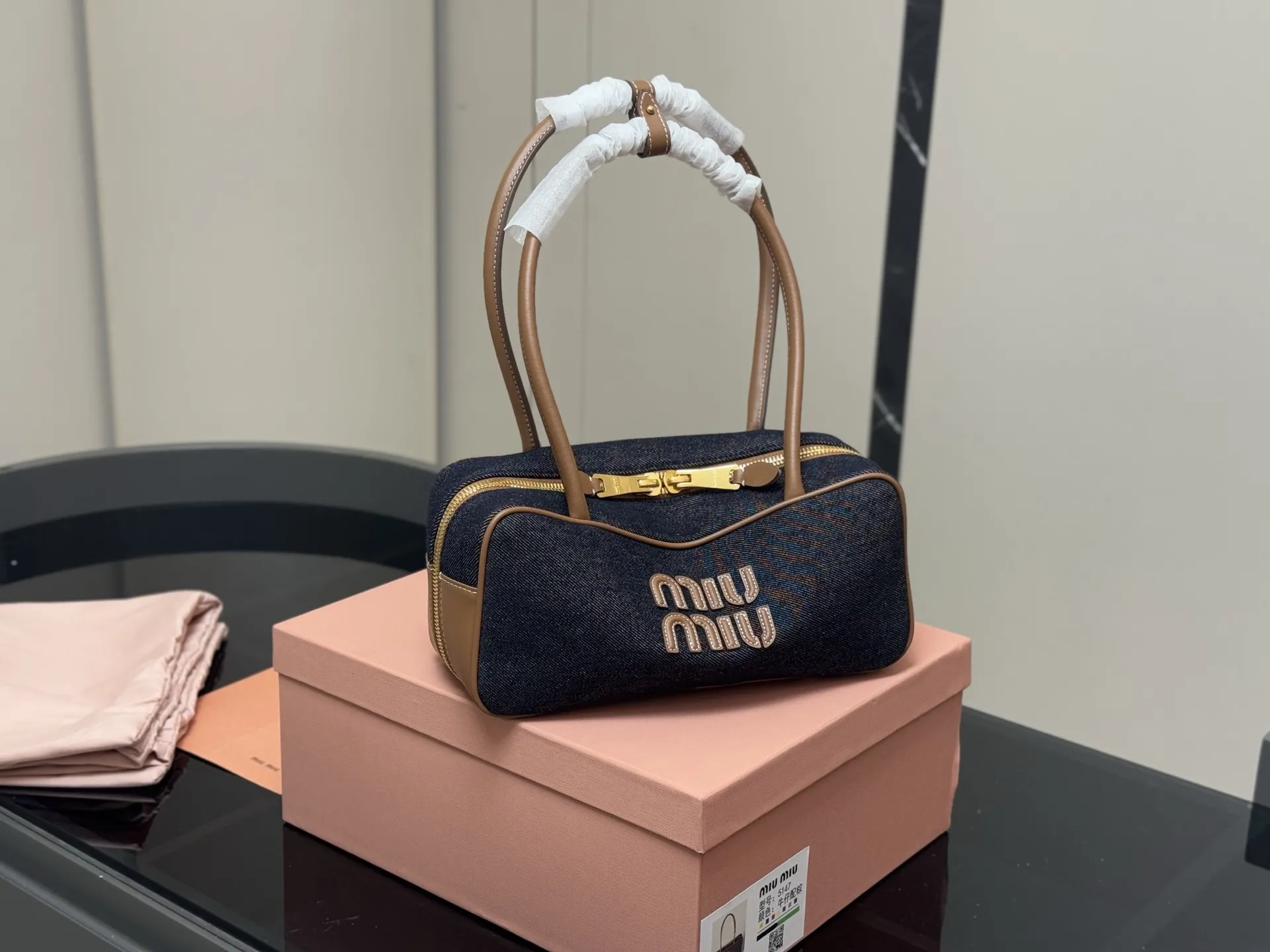 &yen;195 升级版配盒 size：28*13cm miumiu保龄球/公文包/ 包包甜度刚好！ 很难不爱啊啊！ 可手拎也可斜挎 绝对不是小废包哦!容量足足的~~ 出场就是miumiu小公主！