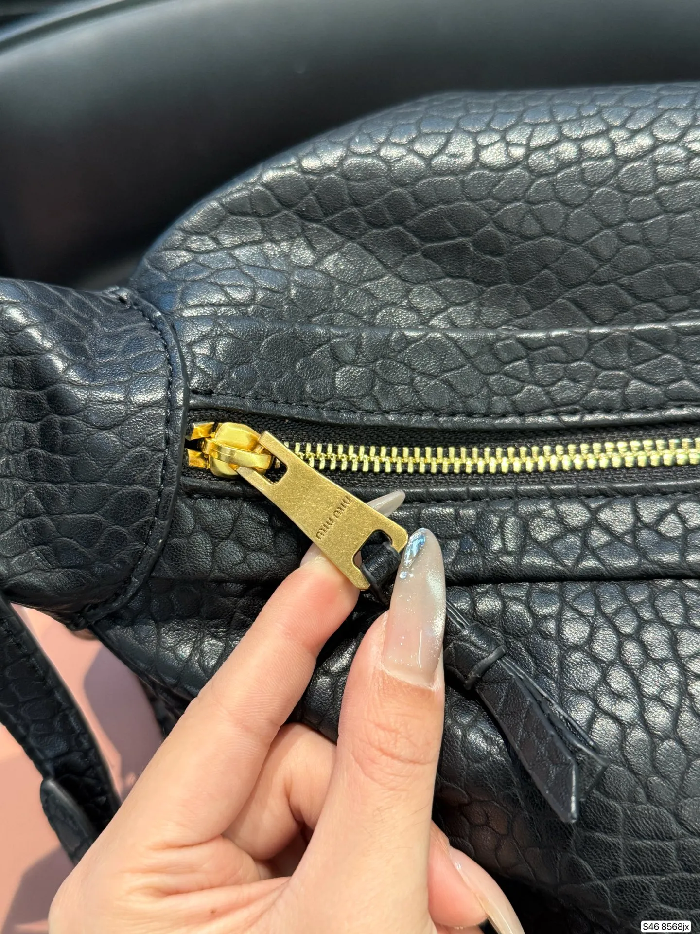 P280 配盒子 不一样的MiuMiu新款包包 MiuMiu新款手袋 Monk 天然纹理小羊皮自然的柔和光泽触感柔软顺滑且富有垂坠感巧妙的舒适感与精致感 尺寸41 24 货号8568