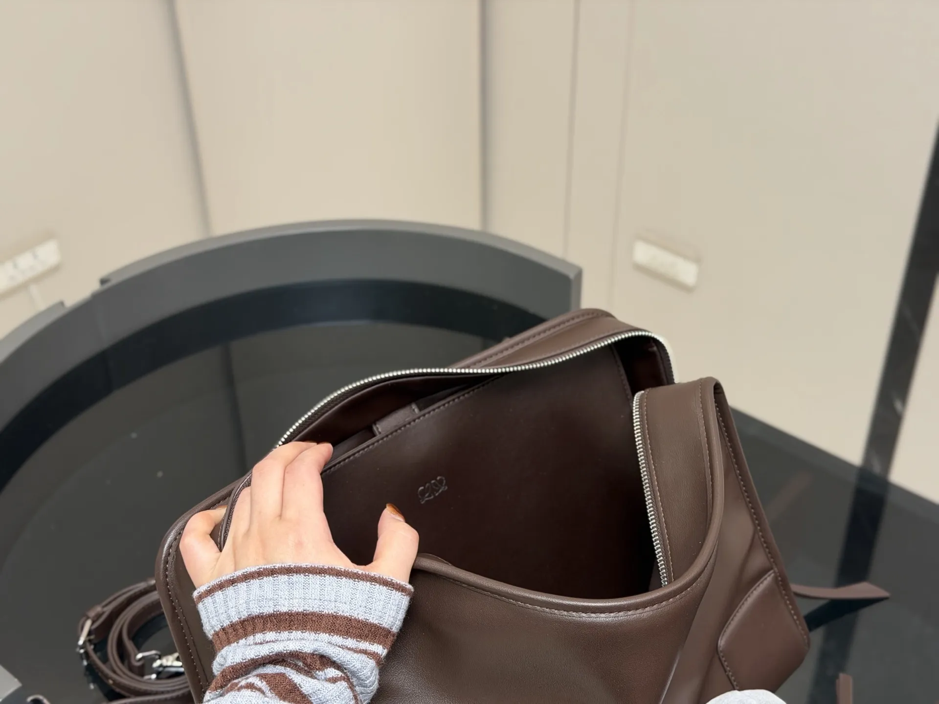 &yen;260 &yen;240 &yen;225 Loewe2026春夏最爱 Amazona180手袋 作为罗意威的皮具DNA载体， 同样完成了传统与创新的衔接。 全新的 Amazona 180手袋以更随性的方式呈现，延续着品牌百年皮革工艺底蕴。超期待这款手袋 尺寸:35cm 25cm 22cm